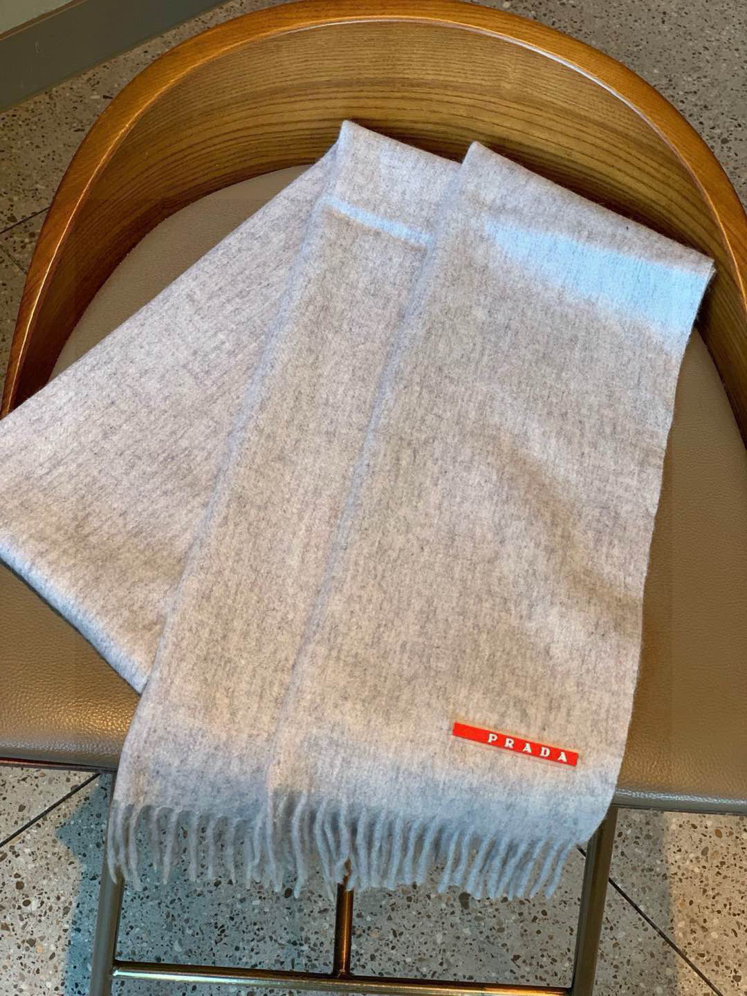 Prada’s Classic Logo Couple Scarf: Fashionable Design for Successful Men, Size 180*30 - 图片 8