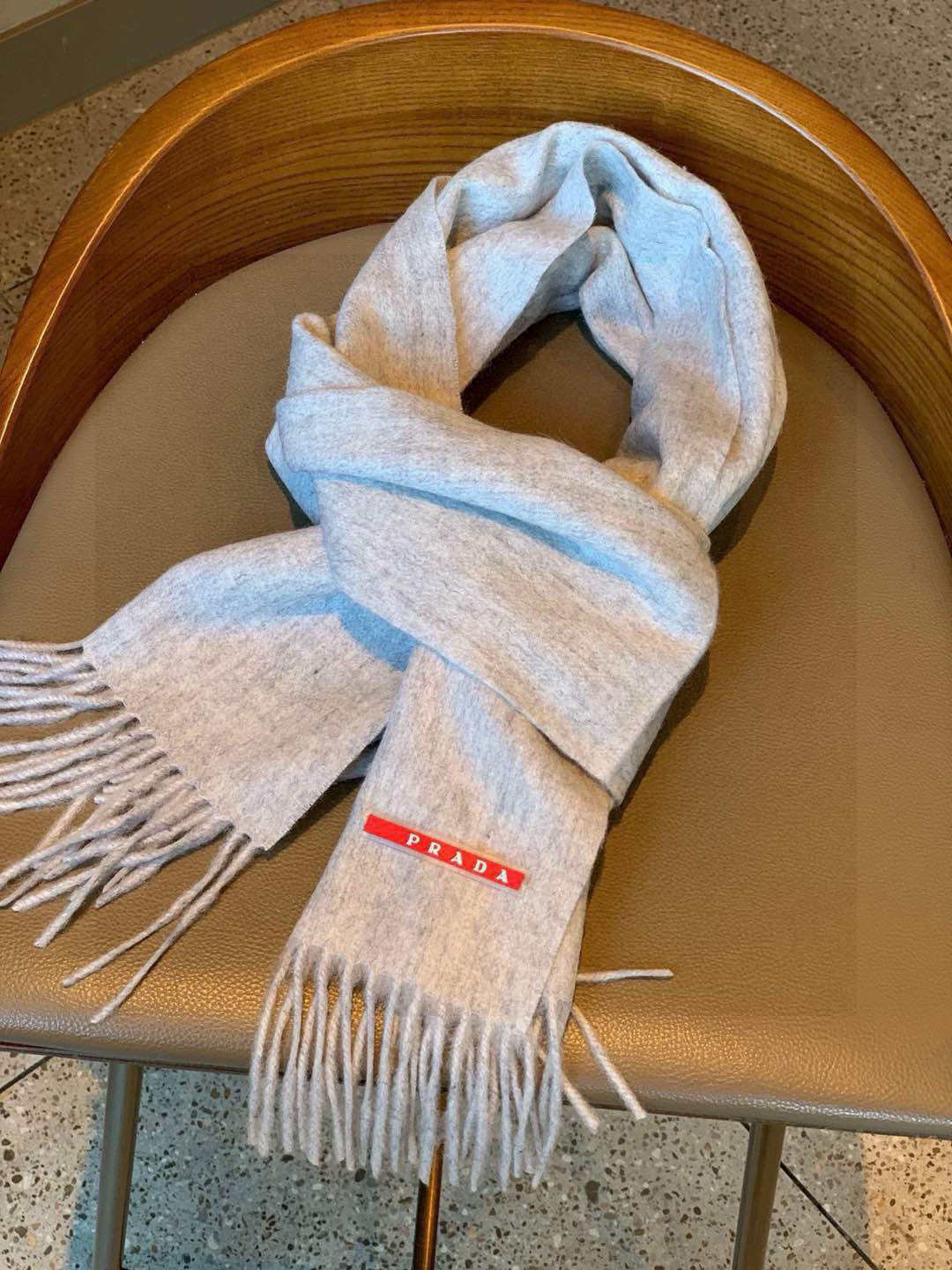 Prada’s Classic Logo Couple Scarf: Fashionable Design for Successful Men, Size 180*30 - 图片 6