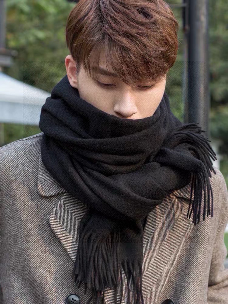 Prada’s Latest Classic Logo Scarf: Fashionable, Quality Design for Successful Men - 图片 1
