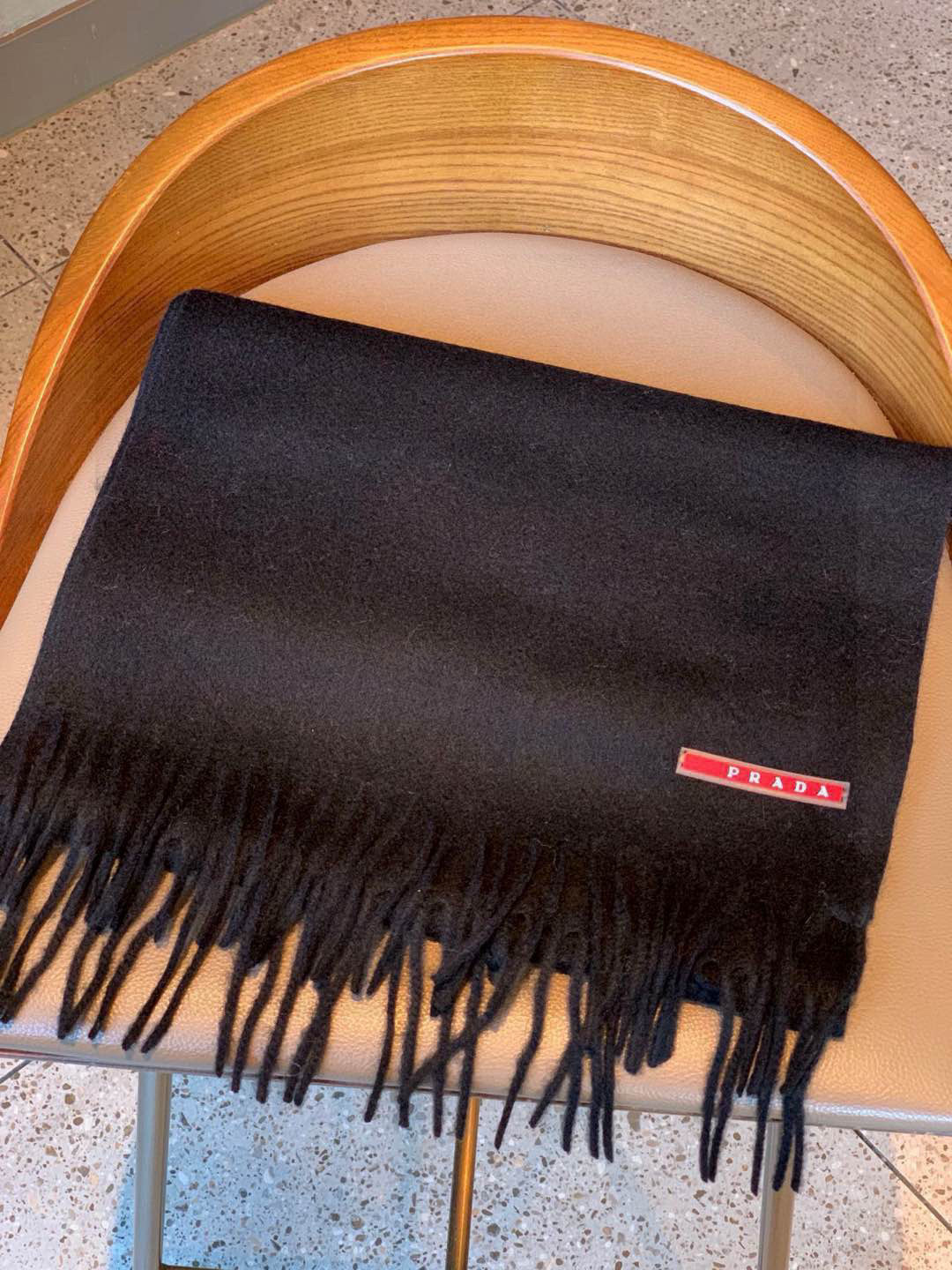 Prada’s Latest Classic Logo Scarf: Fashionable, Quality Design for Successful Men - 图片 4