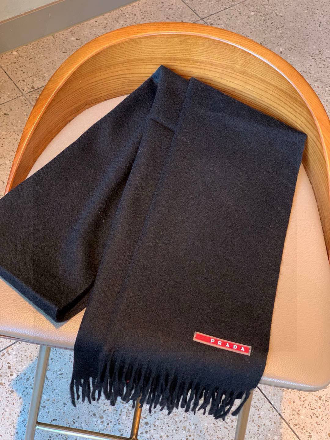 Prada’s Latest Classic Logo Scarf: Fashionable, Quality Design for Successful Men - 图片 8