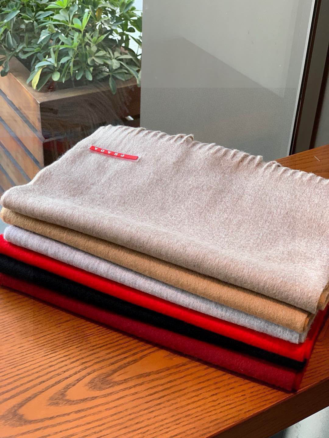 Prada’s Latest Classic Logo Scarf: Fashionable, Quality Design for Successful Men - 图片 9