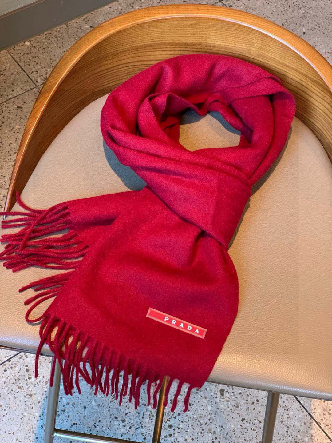 Prada’s Classic Logo Couple Scarf: Fashionable, Quality Design for Successful Men - 图片 6