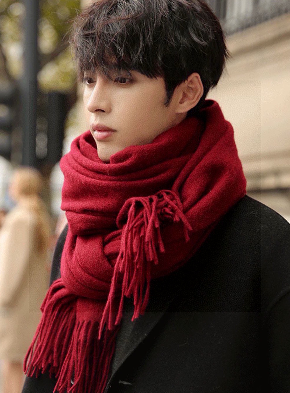 Prada’s Classic Logo Couple Scarf: Fashionable, Quality Design for Successful Men - 图片 1