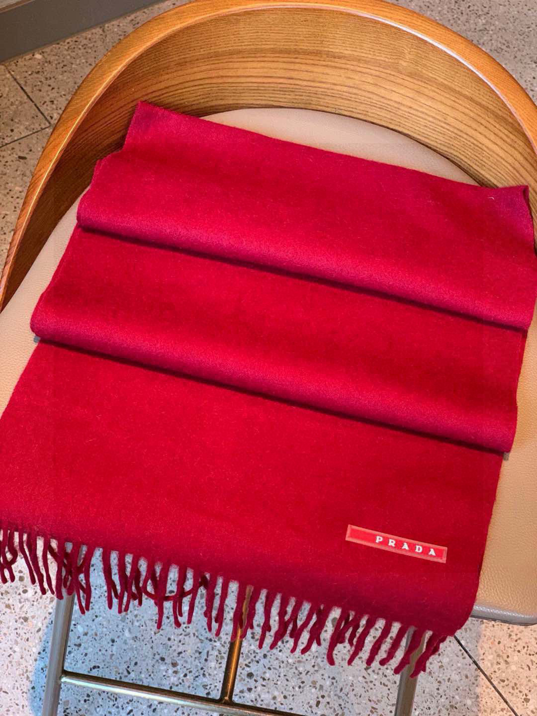 Prada’s Classic Logo Couple Scarf: Fashionable, Quality Design for Successful Men - 图片 7
