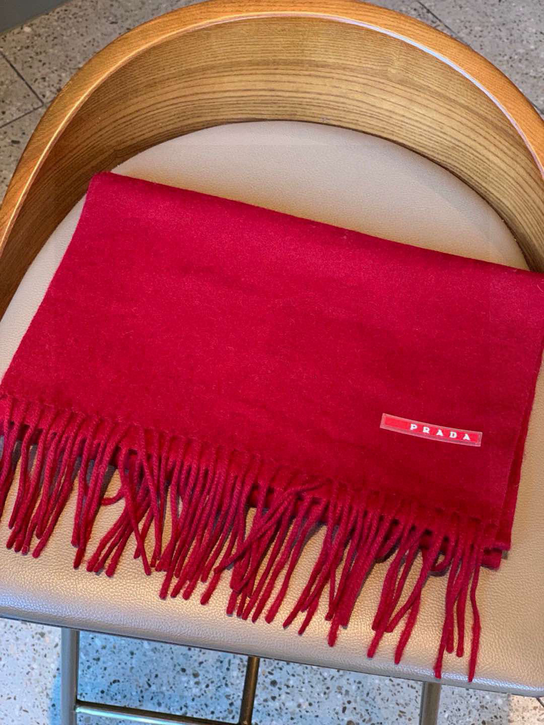 Prada’s Classic Logo Couple Scarf: Fashionable, Quality Design for Successful Men - 图片 3