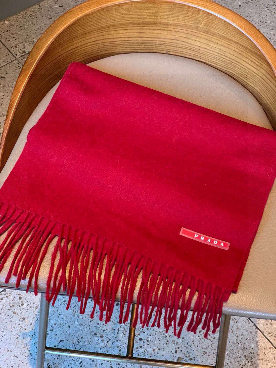 Prada’s Classic Logo Couple Scarf: Fashionable, Quality Design for Successful Men - 图片 4