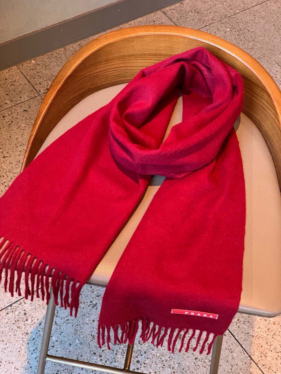 Prada’s Classic Logo Couple Scarf: Fashionable, Quality Design for Successful Men - 图片 5