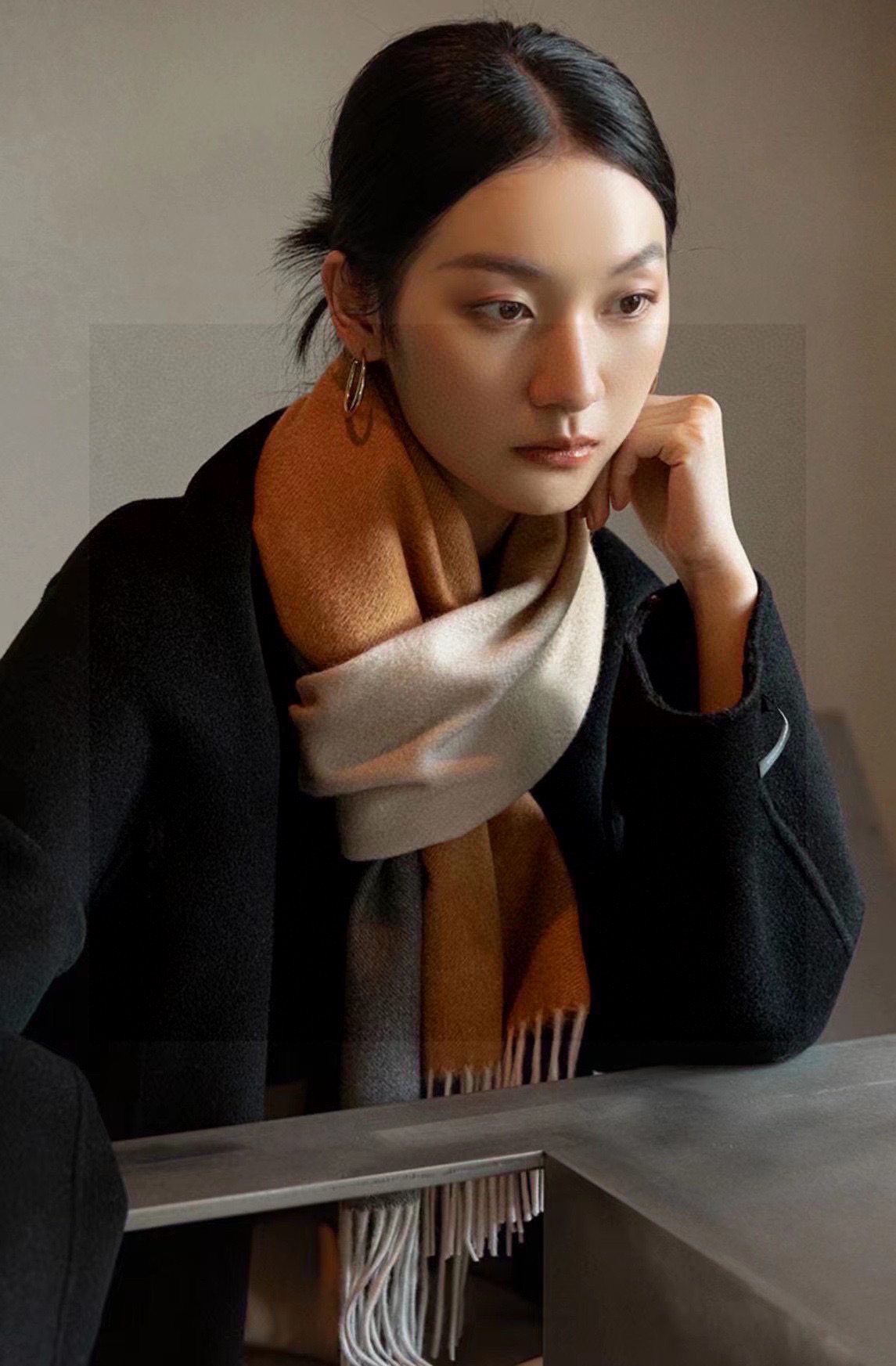 特价 ✨✨太美了😍 爱马仕 美到要尖叫😱专柜最新款🎊英伦欧美范儿「多色渐变」又是一款即时尚又实用的大围巾