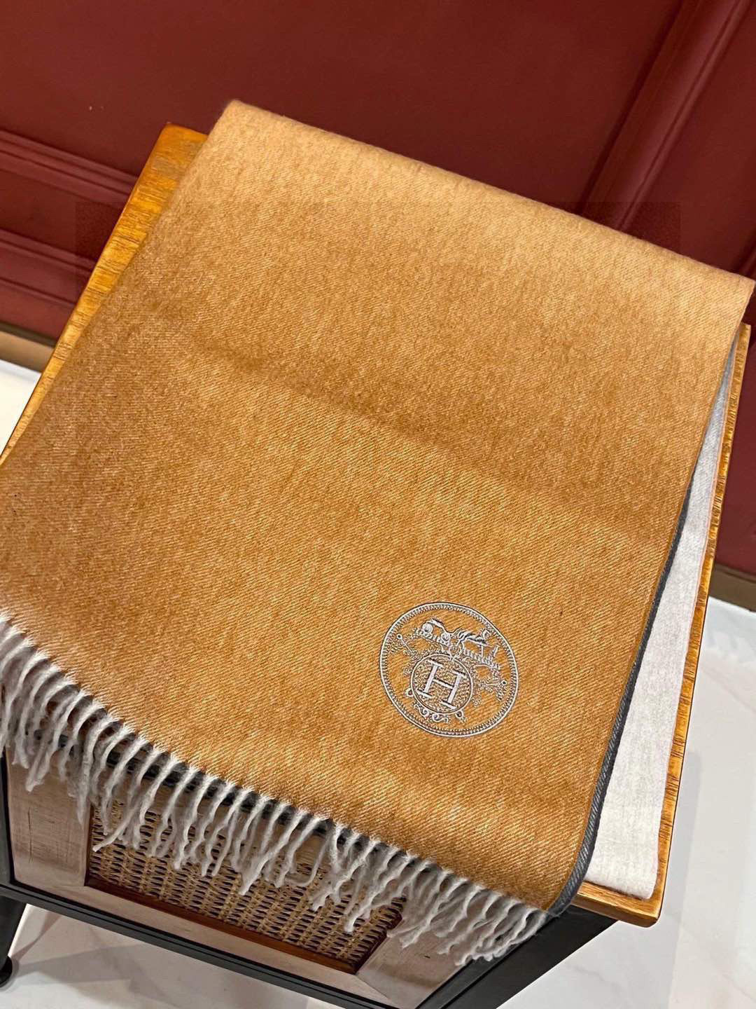 特价 ✨✨太美了😍 爱马仕 美到要尖叫😱专柜最新款🎊英伦欧美范儿「多色渐变」又是一款即时尚又实用的大围巾