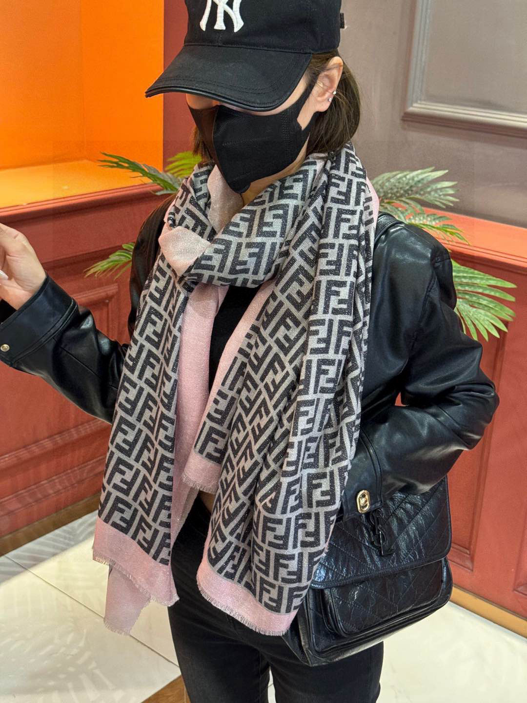 特价  会发光发亮的围巾 芬迪～❤️上新🆕不用说，这个款太熟悉了， 经典的双F是延续了一个世纪的标志性l