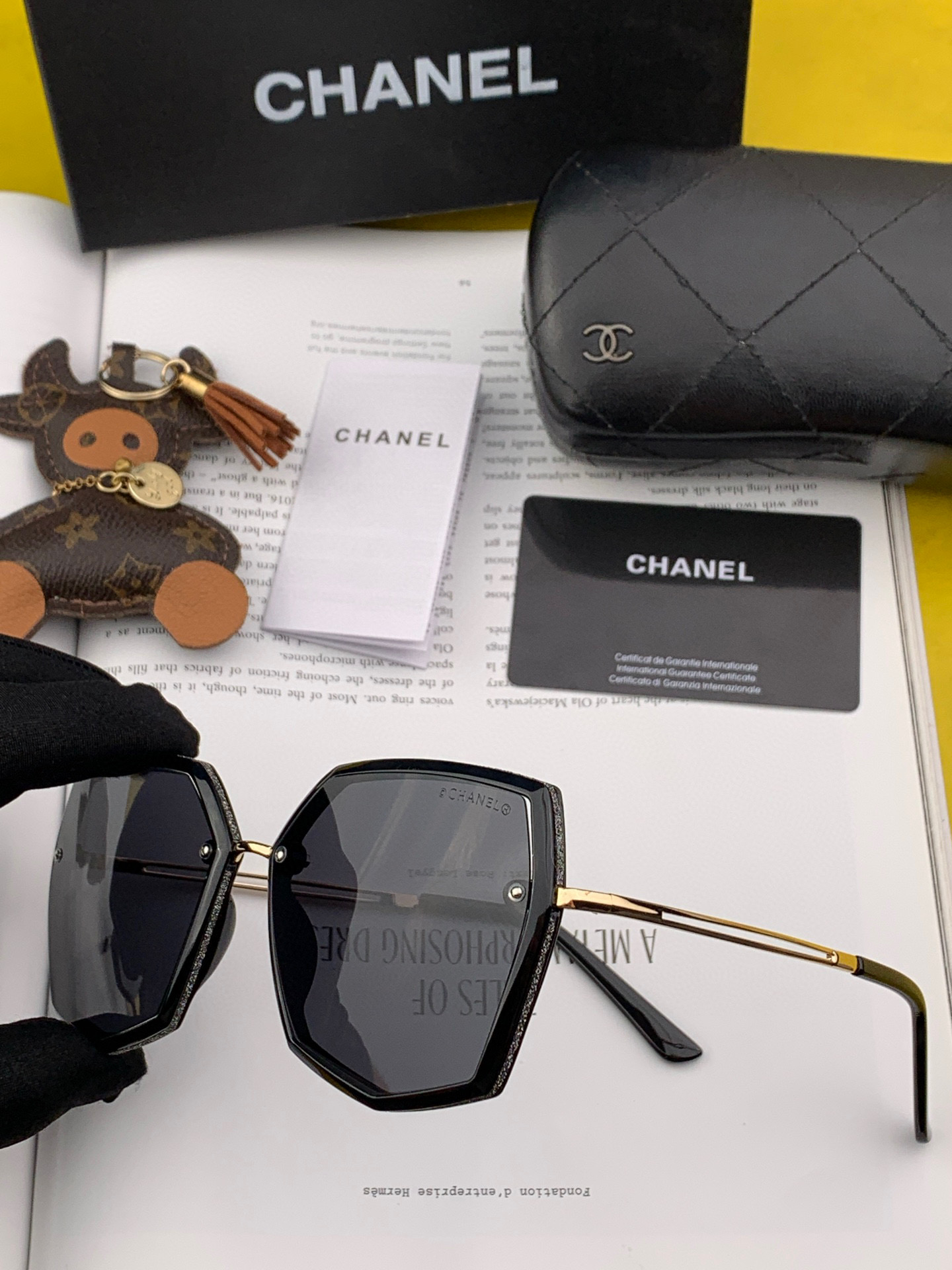    新品CHANEL 香奈儿太阳镜以独特魅力和前卫风格诠释春夏最新眼镜，质感超好佩带舒适 型号：CH8
