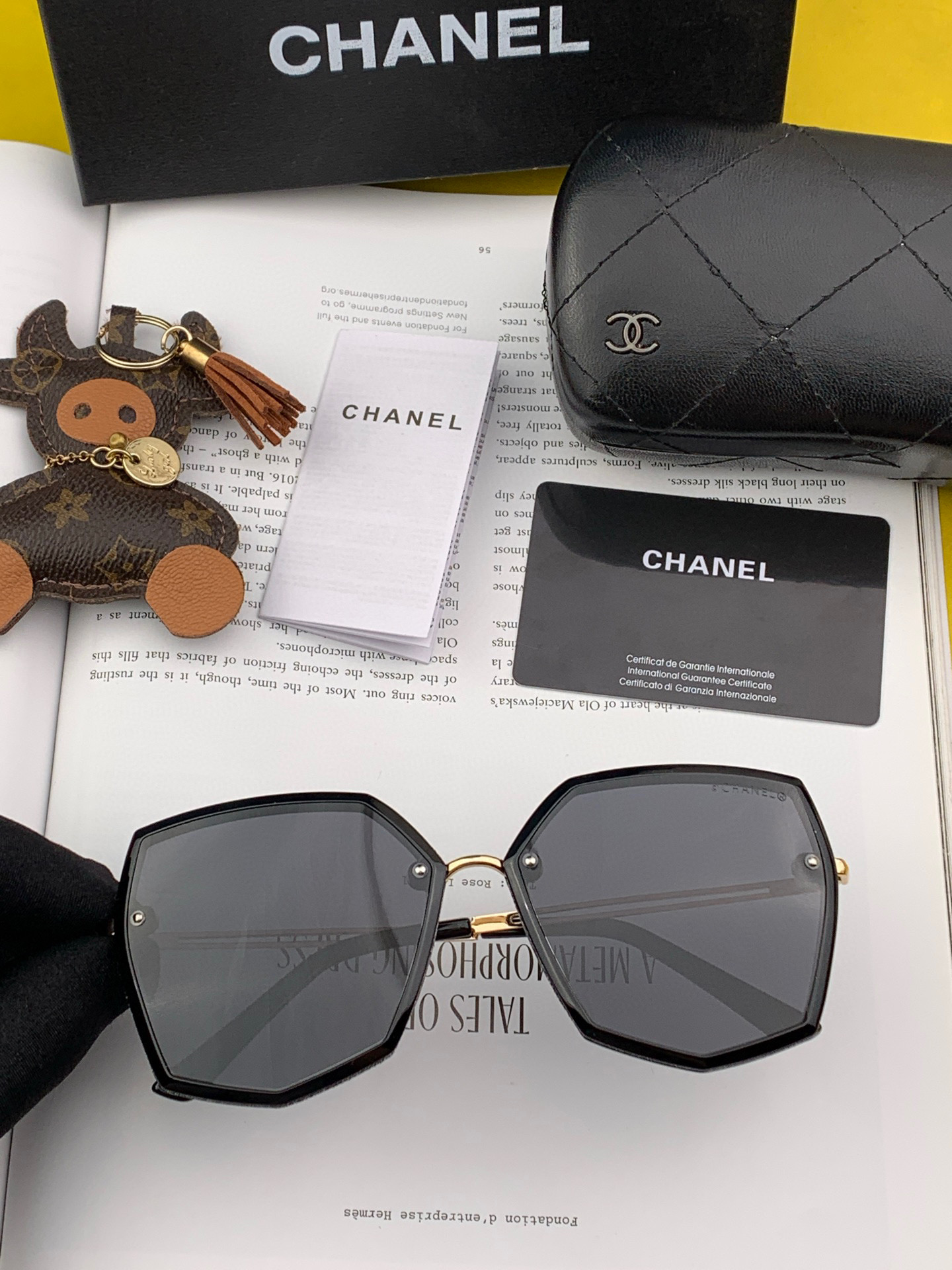    新品CHANEL 香奈儿太阳镜以独特魅力和前卫风格诠释春夏最新眼镜，质感超好佩带舒适 型号：CH8