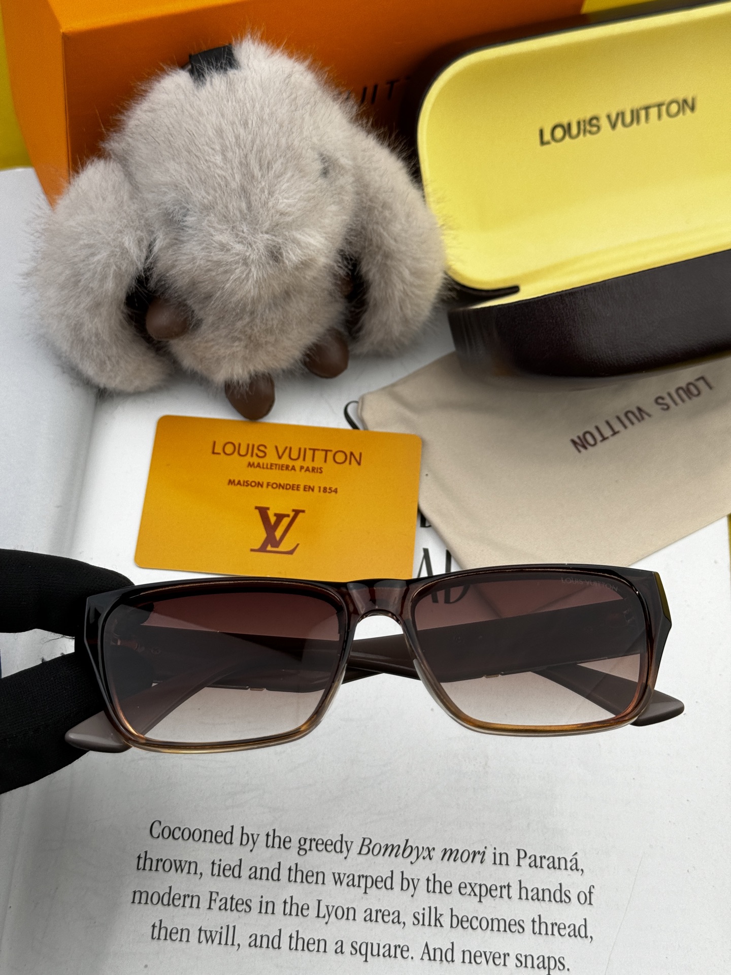   LV 2025新款女士方框太阳眼镜 开车墨镜 新款太阳镜  时尚大方 舒适轻盈 精致奢华 超轻 型号