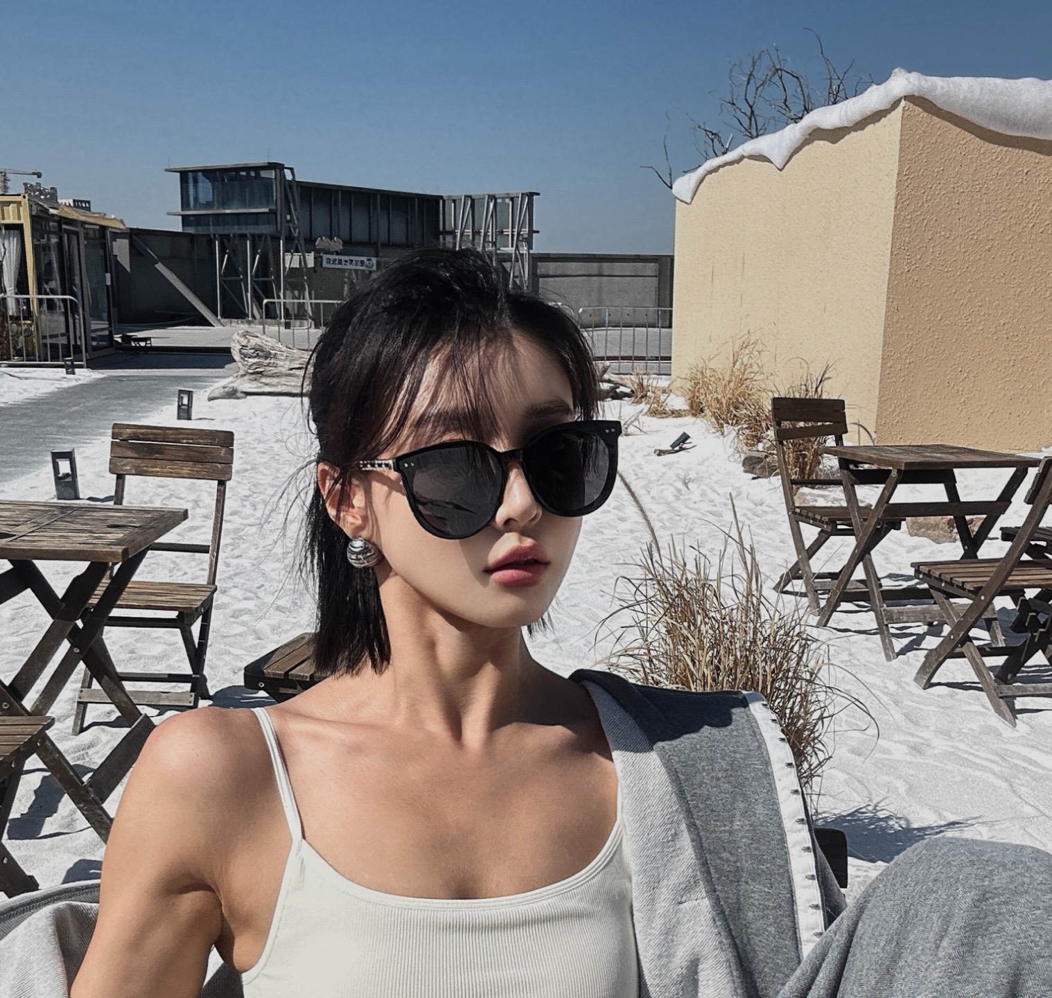  香奈儿2025 开春新款大框太阳镜男女同款 😎 
爆款大框尼龙太阳镜 超逼格超酷 
镜腿品牌设计感强 