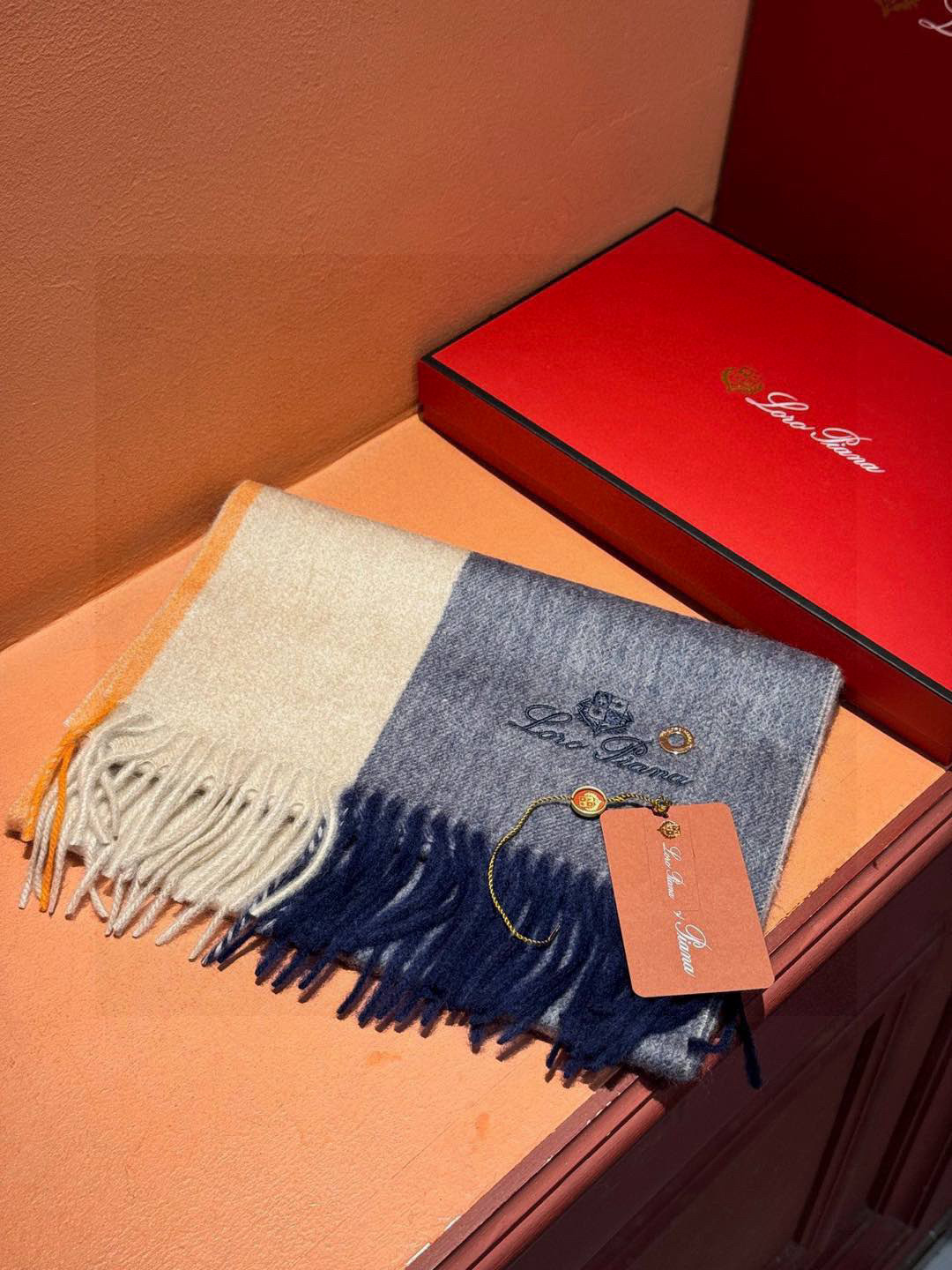 Luxurious Loro Piana Wool Scarf Collection with High-Quality Materials - 图片 4