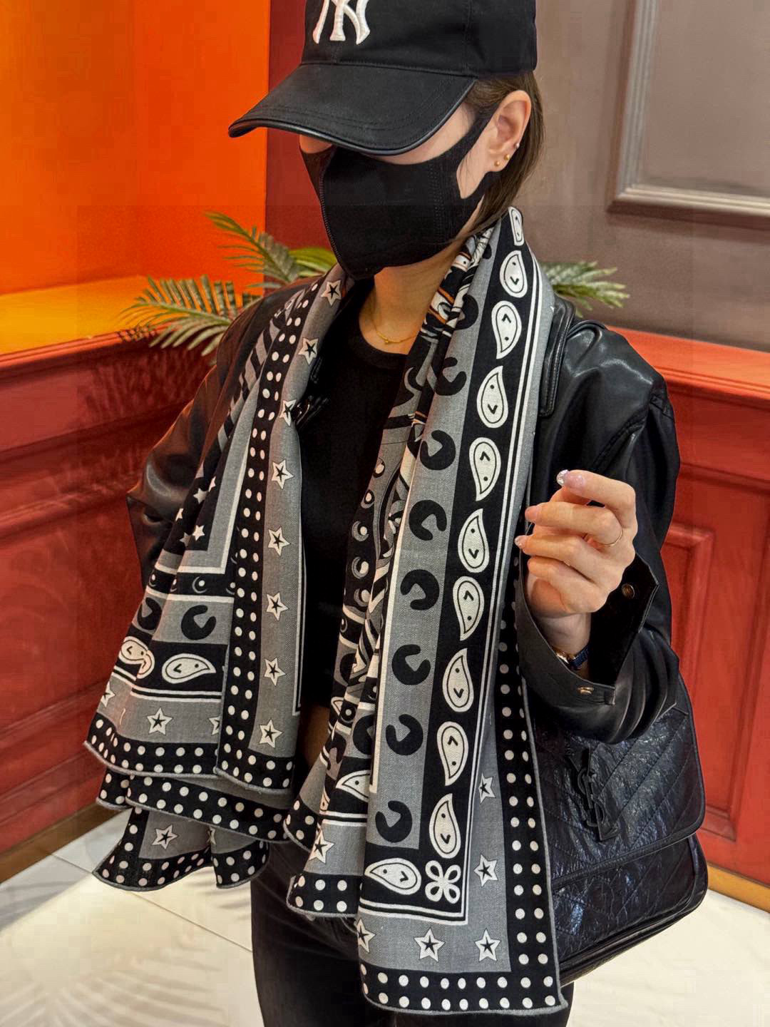  💟羊绒新款🆕👏👏买了都说好看‼️推荐💕爱马仕双面同色羊绒方巾【朋克骏马双面同色140】，顶级工艺超值‼