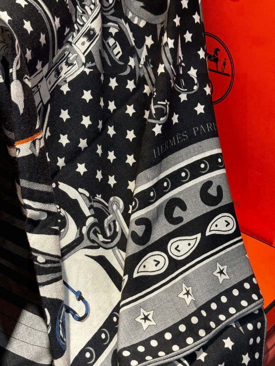  💟羊绒新款🆕👏👏买了都说好看‼️推荐💕爱马仕双面同色羊绒方巾【朋克骏马双面同色140】，顶级工艺超值‼