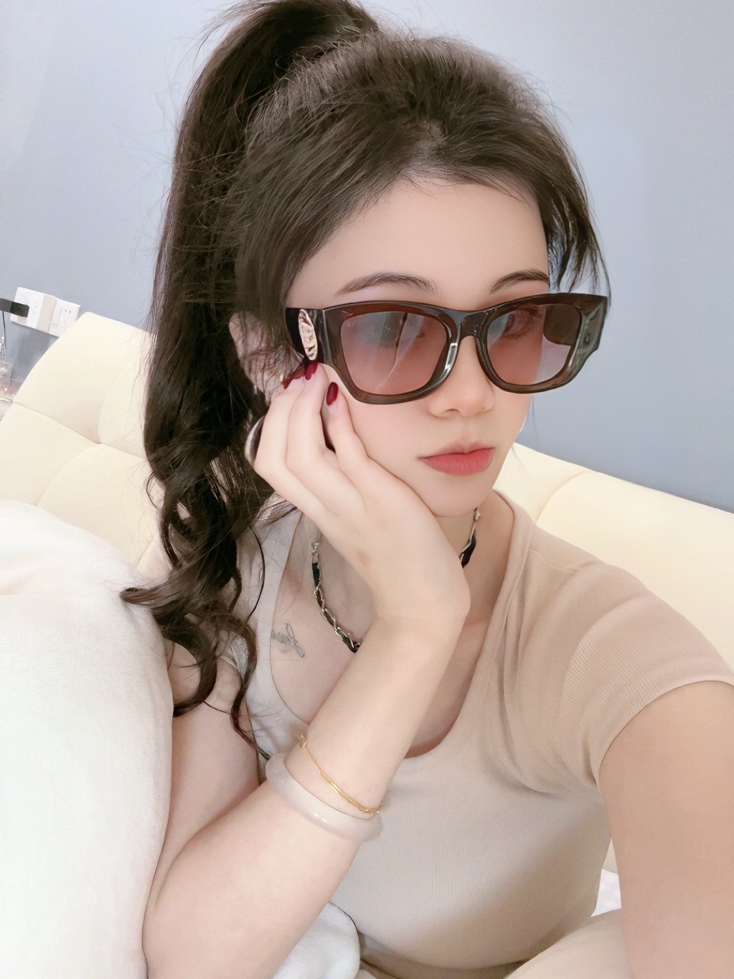    新品CHANEL 香奈儿太阳镜以独特魅力和前卫风格诠释春夏最新眼镜，质感超好佩带舒适 型号：CH4
