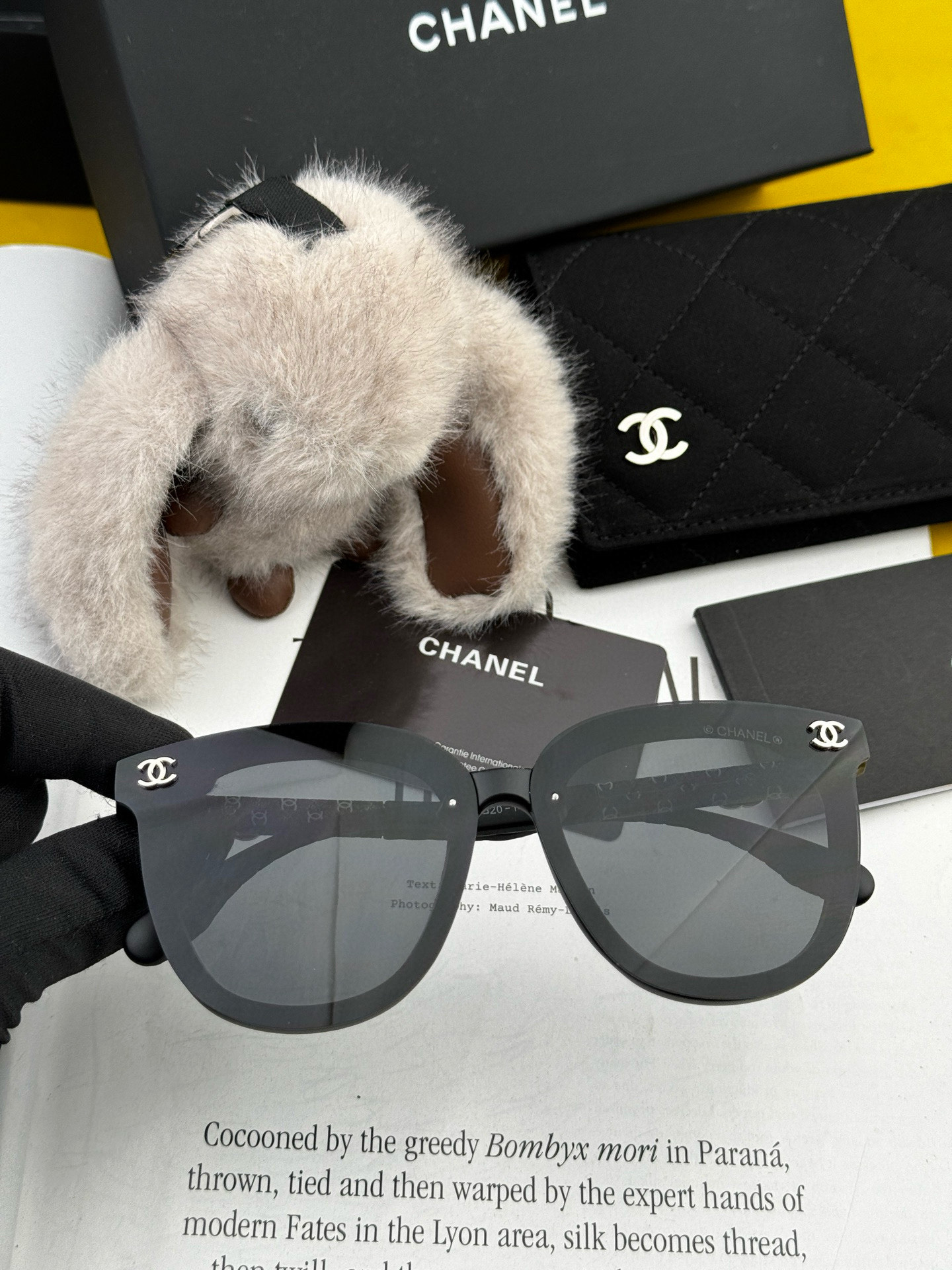    Chanel大框太阳镜墨镜  经典的方框设计，不挑脸型，无论搭配大衣还是连衣裙都非常显气质偏光镜片