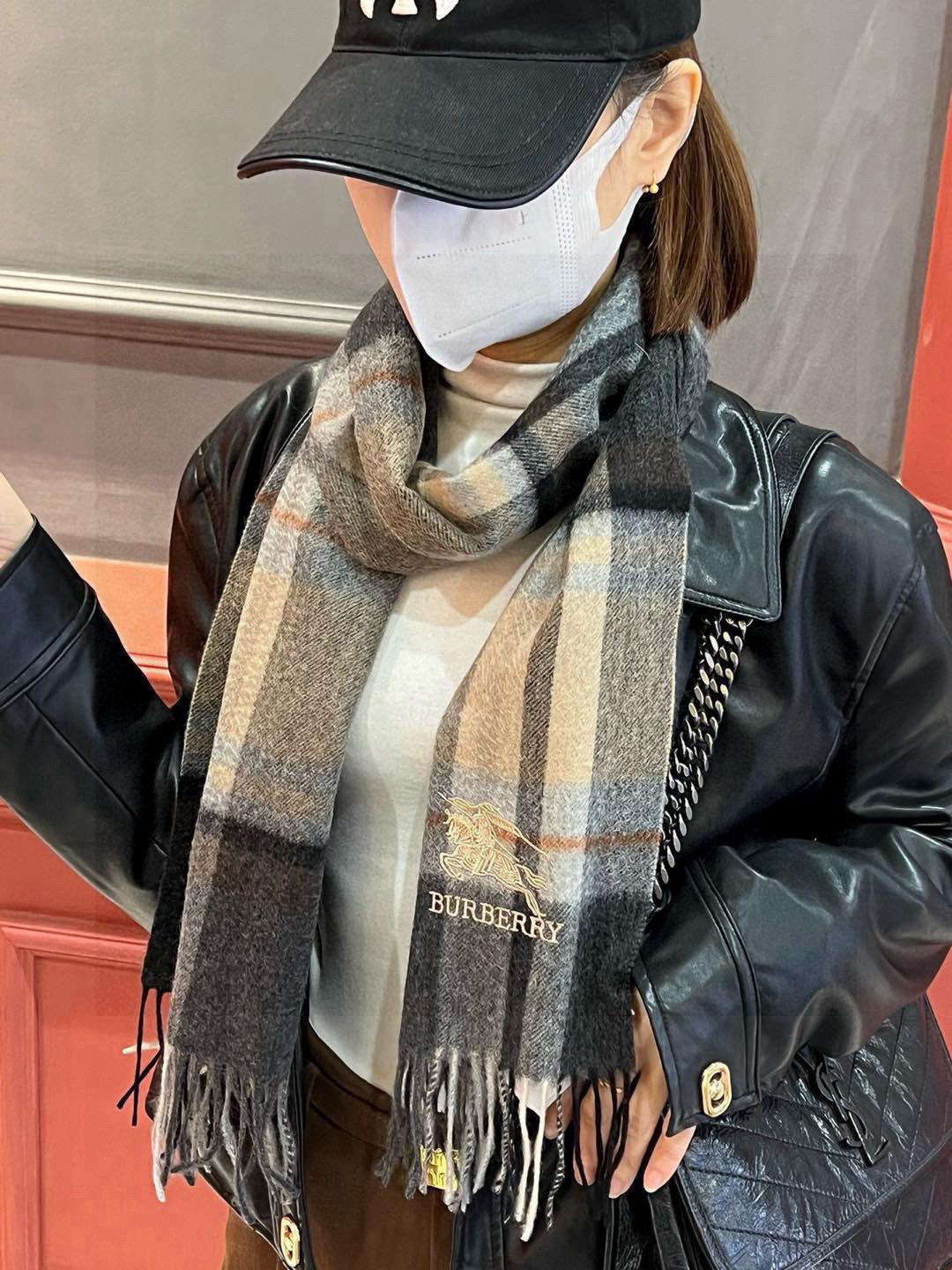   ✔️重磅推荐❗️巴宝莉 新品 ·情侣款 羊绒围巾❗️臻选上乘的山羊绒纤维，耗时耗力，再以清泉水浸泡涤