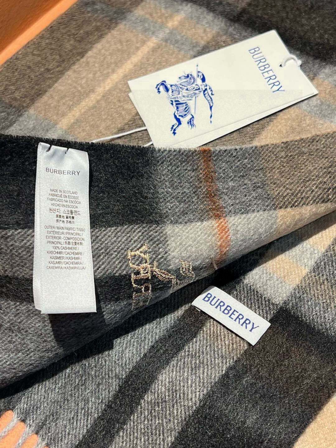   ✔️重磅推荐❗️巴宝莉 新品 ·情侣款 羊绒围巾❗️臻选上乘的山羊绒纤维，耗时耗力，再以清泉水浸泡涤