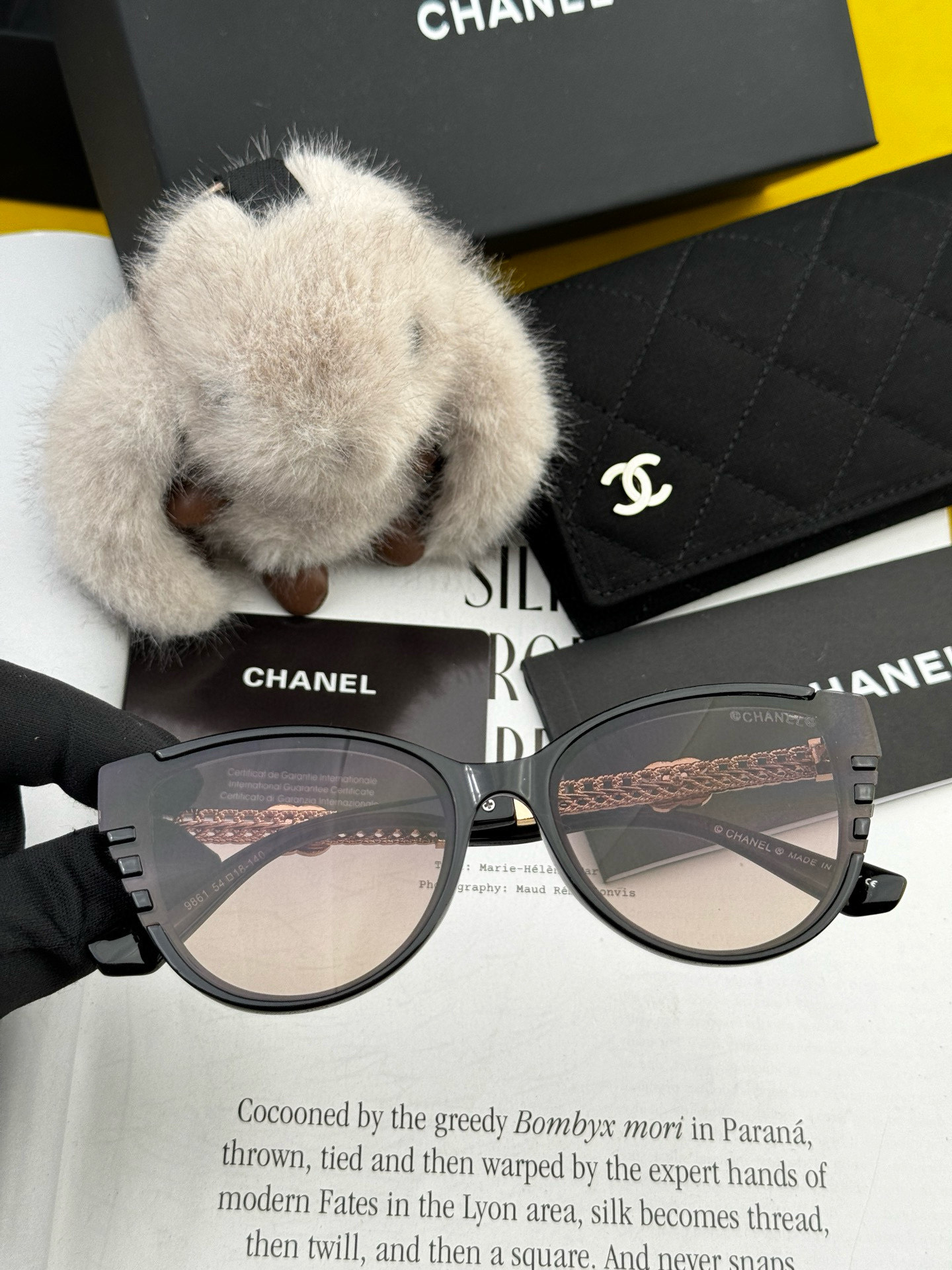    Chanel大框太阳镜墨镜  经典的方框设计，不挑脸型，无论搭配大衣还是连衣裙都非常显气质太阳镜预
