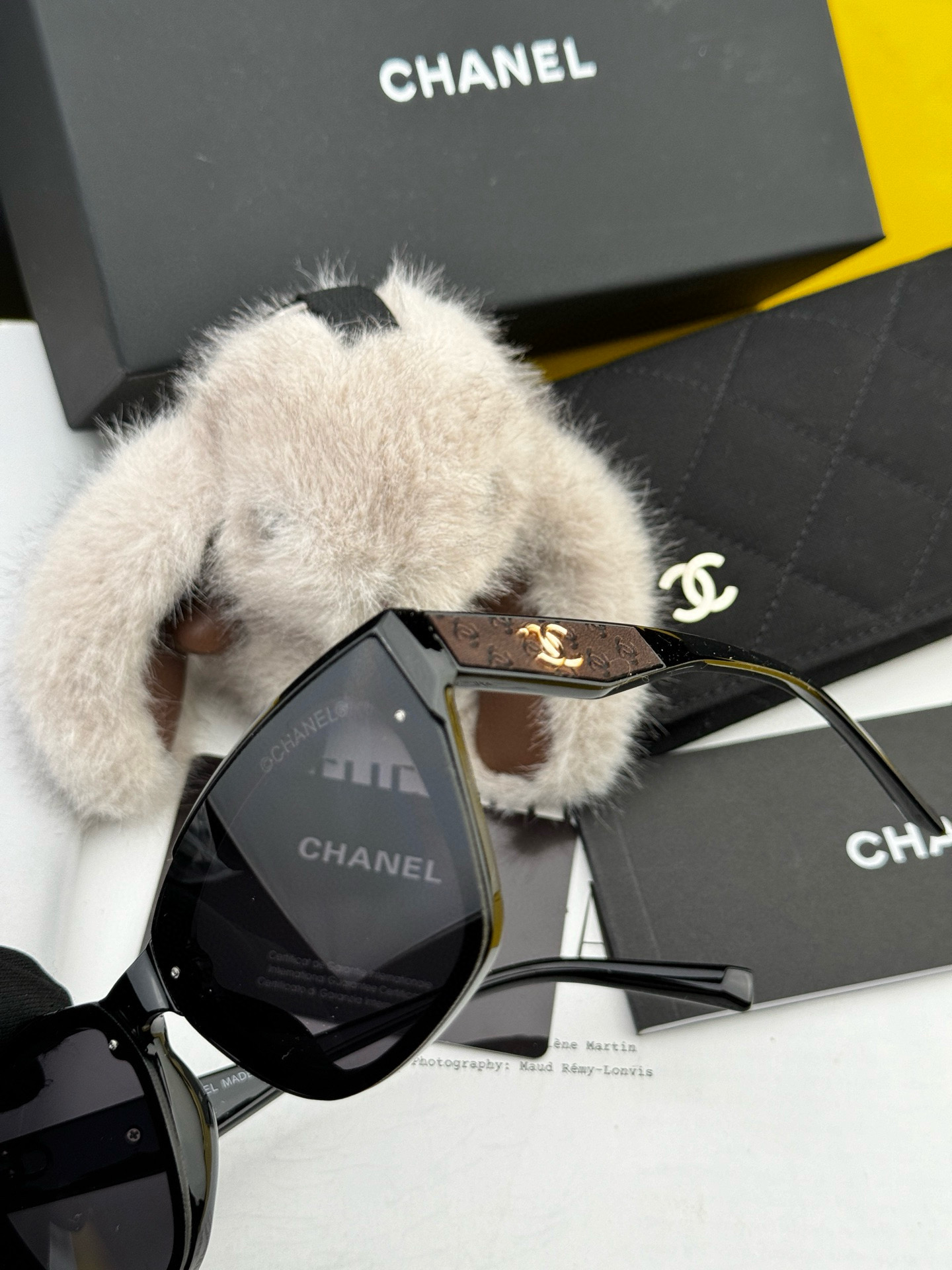    Chanel大框太阳镜墨镜  经典的方框设计，不挑脸型，无论搭配大衣还是连衣裙都非常显气质偏光镜片