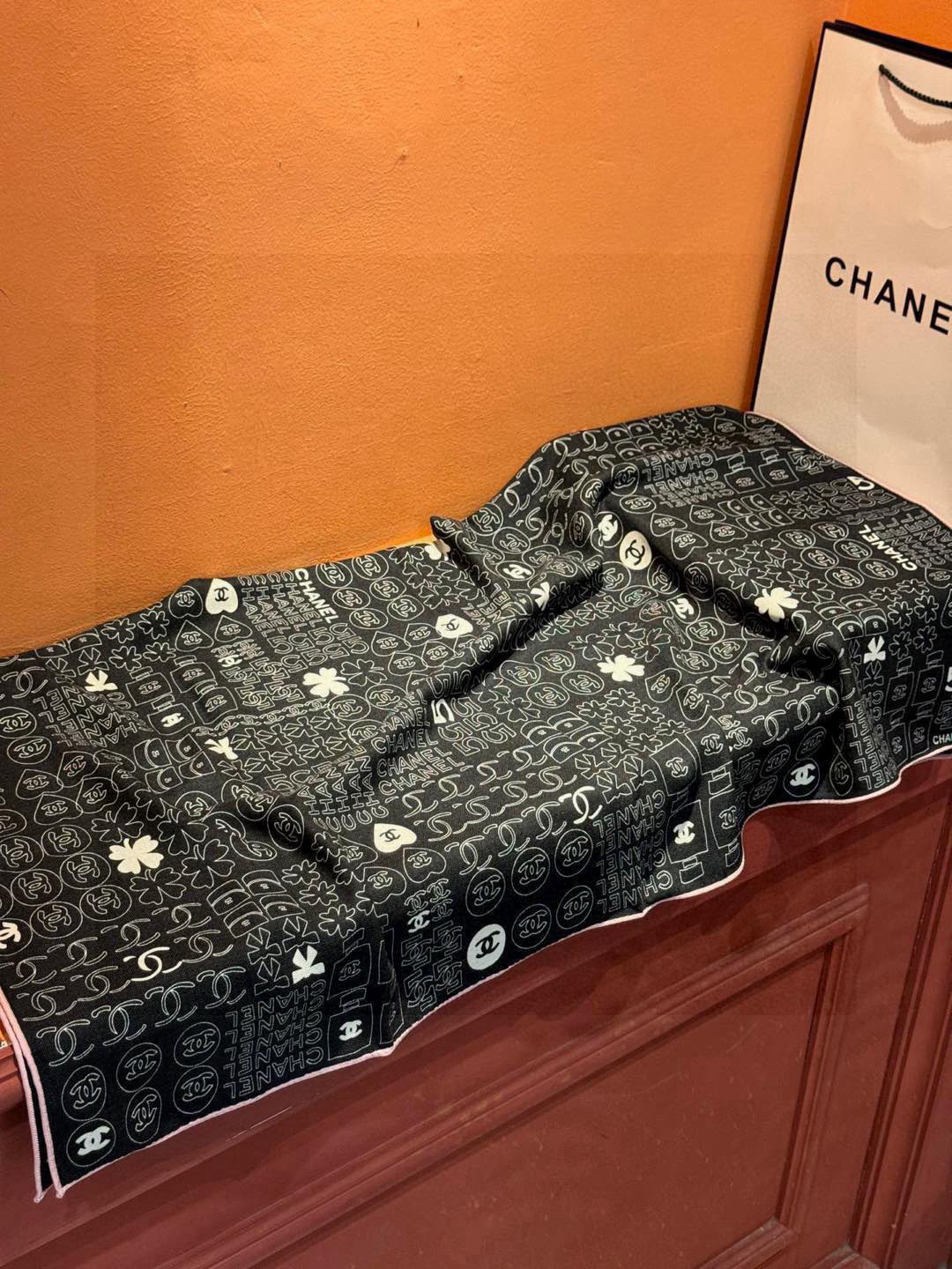 上新❤️
【Chanel】
经典茶花优雅Coco风,Chanel最新菱格丝绒大方巾~气质到骨子里,