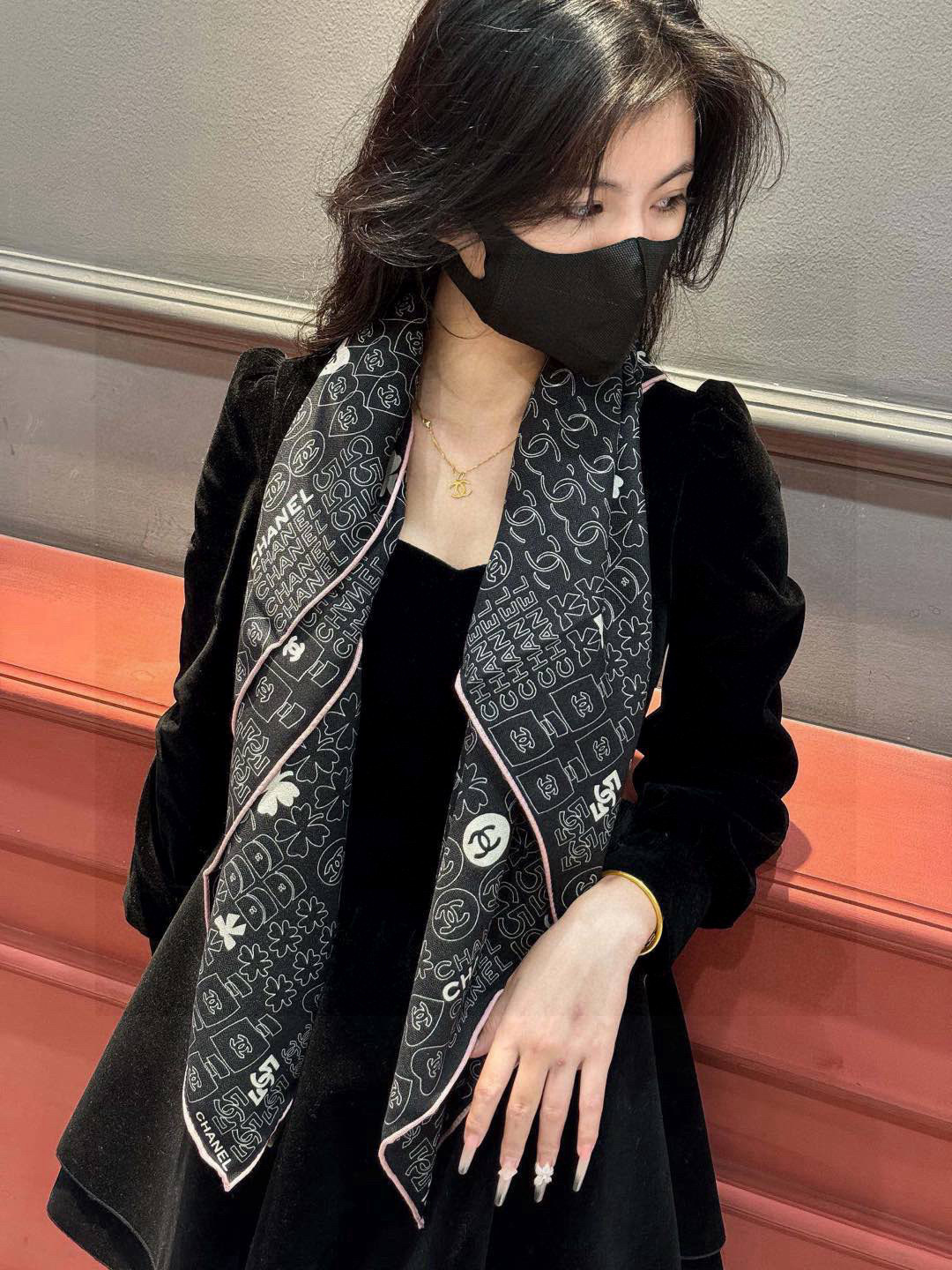 上新❤️
【Chanel】
经典茶花优雅Coco风,Chanel最新菱格丝绒大方巾~气质到骨子里,