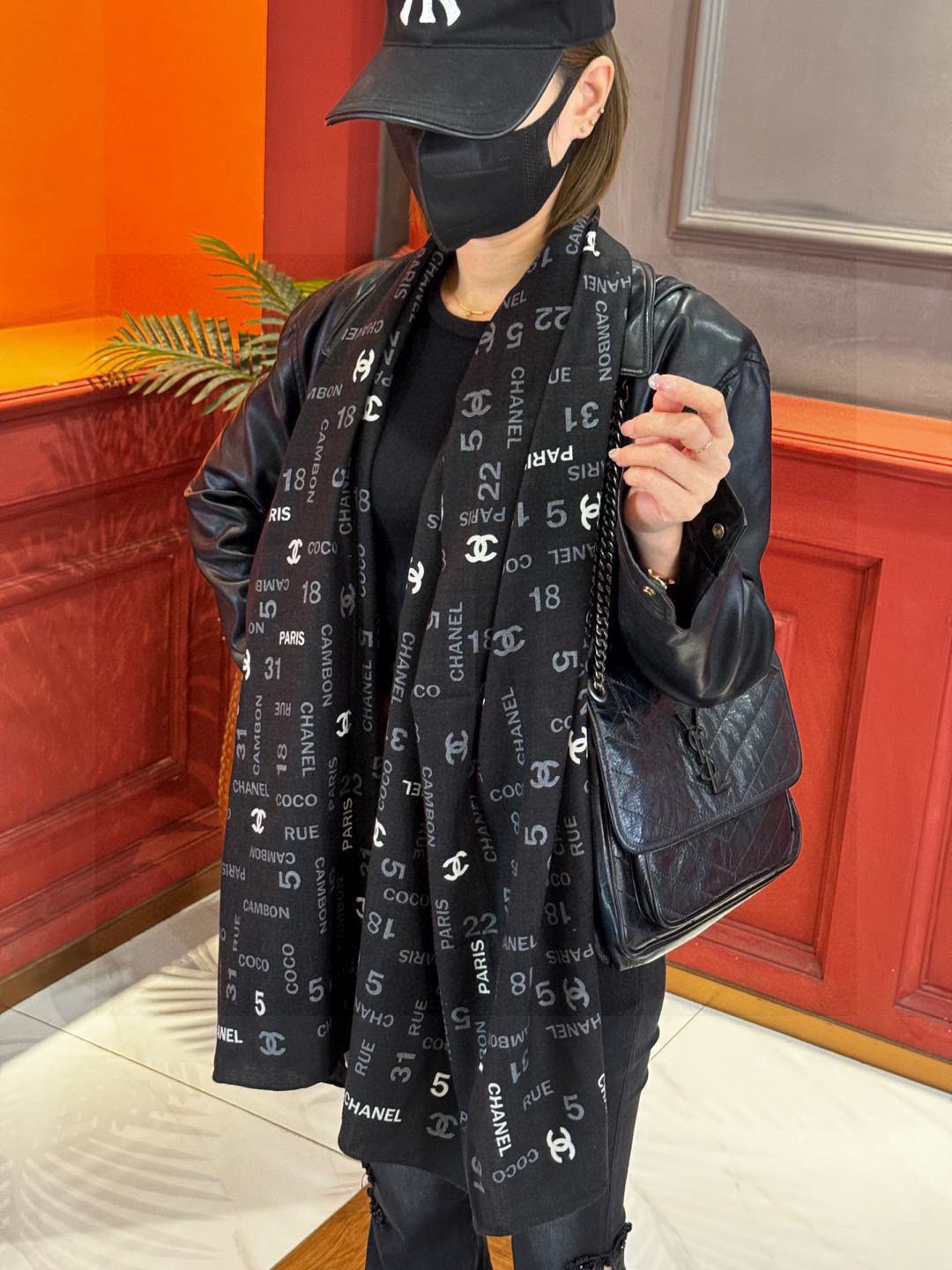 上新❤️
【2024Chanel】
经典茶花优雅Coco风,Chanel最新菱格丝绒大方巾~气质到