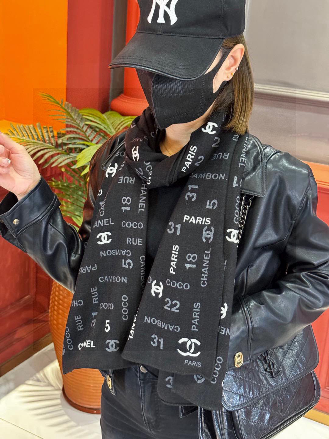 上新❤️
【2024Chanel】
经典茶花优雅Coco风,Chanel最新菱格丝绒大方巾~气质到