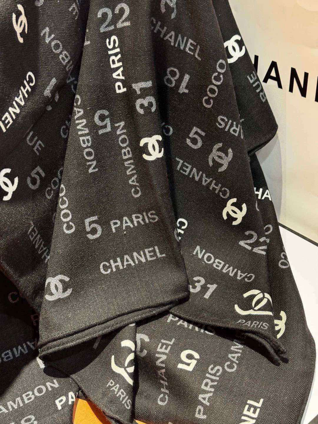 上新❤️
【2024Chanel】
经典茶花优雅Coco风,Chanel最新菱格丝绒大方巾~气质到