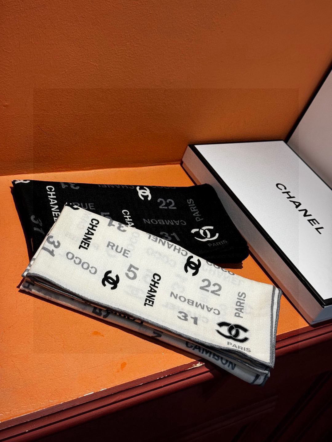 上新❤️
【2024Chanel】
经典茶花优雅Coco风,Chanel最新菱格丝绒大方巾~气质到