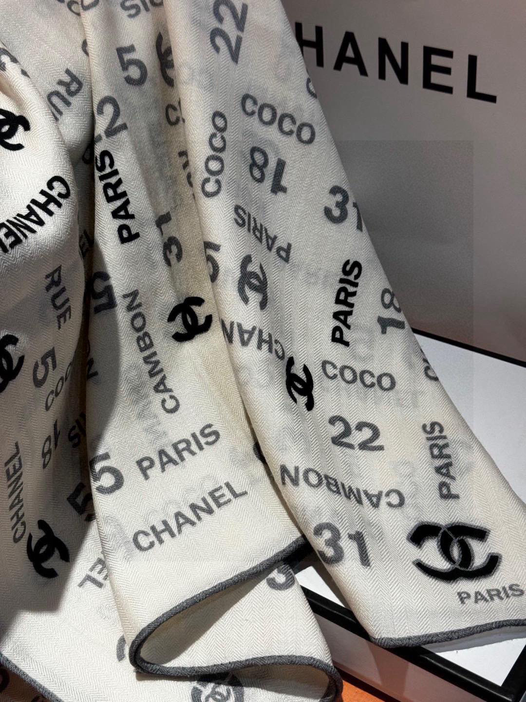   上新❤️
【2024Chanel】 
经典茶花优雅Coco风，Chanel最新菱格丝绒大方巾~气质到