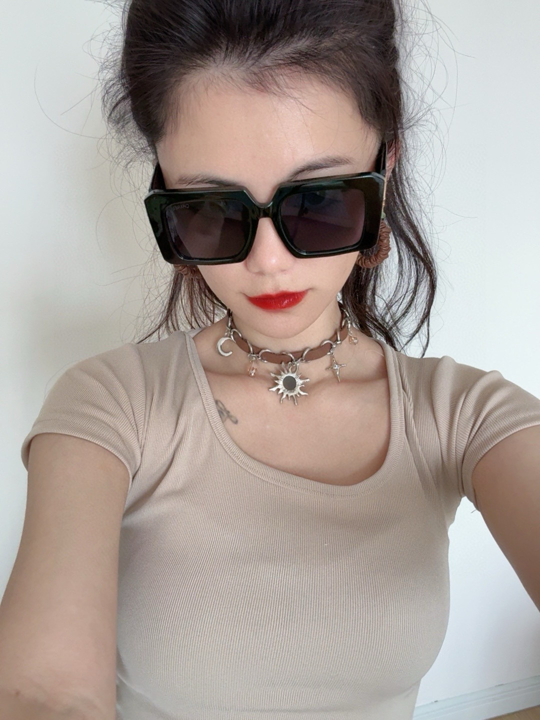 NO:249793,Chanel large frame sunglasses sunglasses classic square frame design, not picky about face shape, it looks very elegant whether it is matched with a coat or a dress, polarized lenses prevent UV rays Model CH5232 glasses sunglasses sunglasses, glasses, chanel, skirts19860909Chanel大框太阳镜墨镜 经典的方框设计,不挑脸型,无论搭配大衣还是连衣裙都非常显气质偏光镜片预防紫外线 型号CH5232眼镜墨镜太阳镜,眼镜,chanel,skirts,glasses