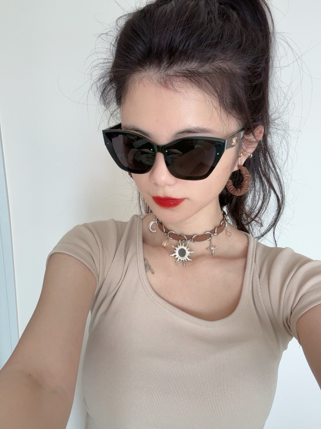 NO:249803,Chanel large frame sunglasses sunglasses classic square frame design, not picky about face shape, it looks very elegant whether it is matched with a coat or a dress, polarized lenses prevent UV rays Model CH0311 glasses sunglasses sunglasses, glasses, chanel, skirts19860909Chanel大框太阳镜墨镜 经典的方框设计,不挑脸型,无论搭配大衣还是连衣裙都非常显气质偏光镜片预防紫外线 型号CH0311眼镜墨镜太阳镜,眼镜,chanel,skirts,glasses