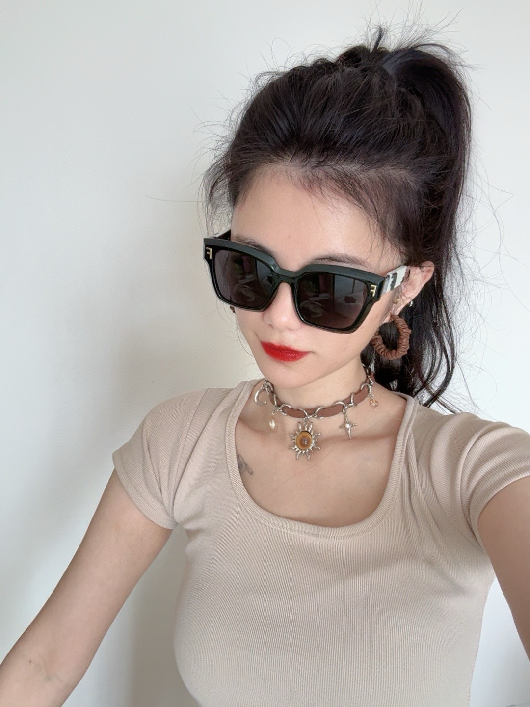 NO:249808,【Fendi】2025 Spring New Style Fashion Hot Fashionable Square Sunglasses High Quality Comfortable Wearing Internet celebrity trendy sunglasses Women's HD sunglasses High-quality Frame Model FD5221 Glasses Sunglasses Sunglasses, Glasses, fendi19860909【芬迪】2025开春新款 潮流爆款 时尚方框太阳镜 高品质 佩戴舒适 网红潮款墨镜 女士高清太阳镜 高品质镜框 型号FD5221眼镜墨镜太阳镜,眼镜,fendi,glasses