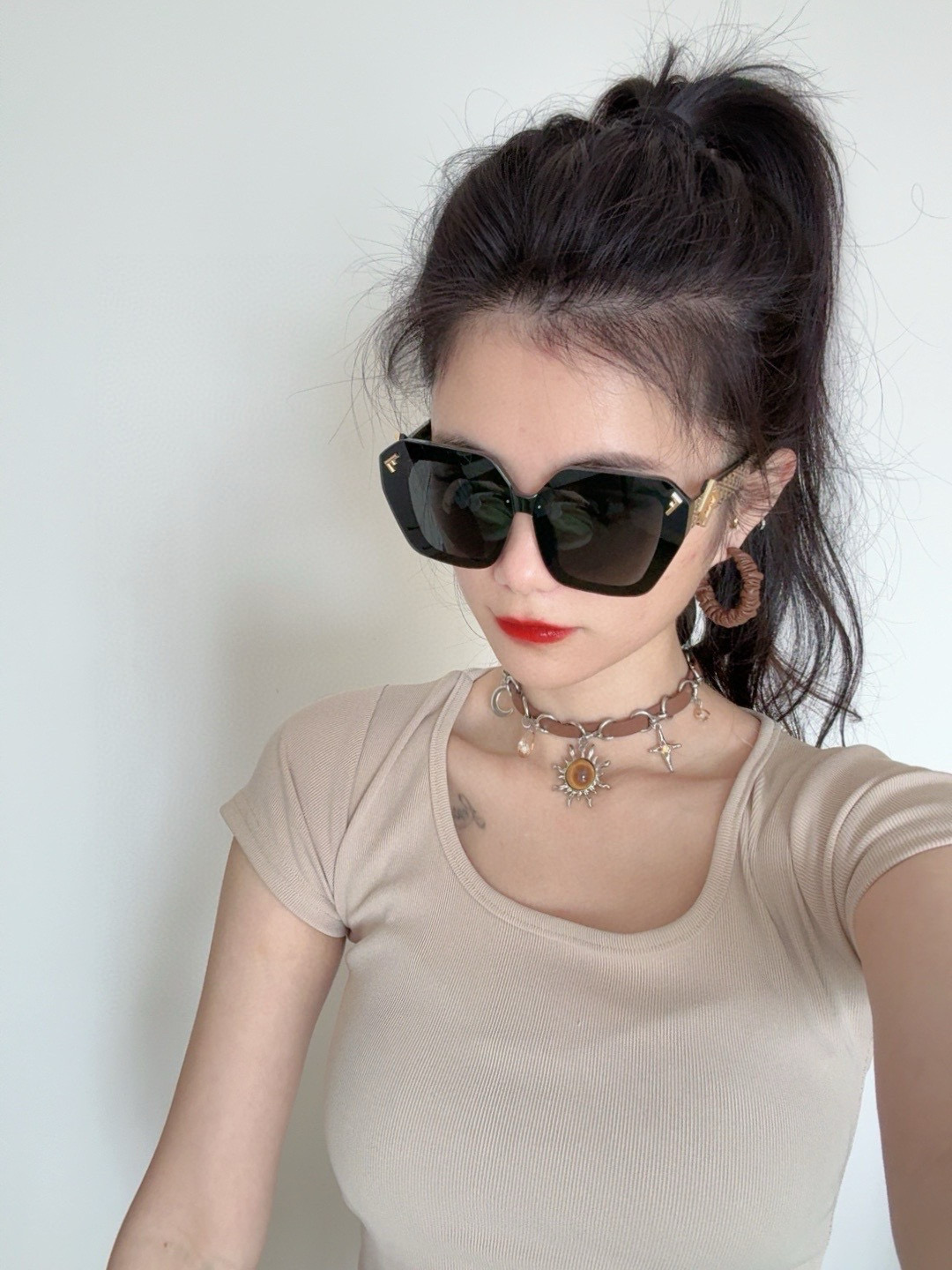 NO:249790,【Fendi】2025 Spring New Style Fashion Hot Fashionable Square Sunglasses High Quality Comfortable Wearing Internet celebrity trendy sunglasses Women's HD sunglasses High-quality Frame Model FD2620 ​​Glasses Sunglasses Sunglasses, Glasses, fendi19860909【芬迪】2025开春新款 潮流爆款 时尚方框太阳镜 高品质 佩戴舒适 网红潮款墨镜 女士高清太阳镜 高品质镜框 型号FD2620眼镜墨镜太阳镜,眼镜,fendi,glasses