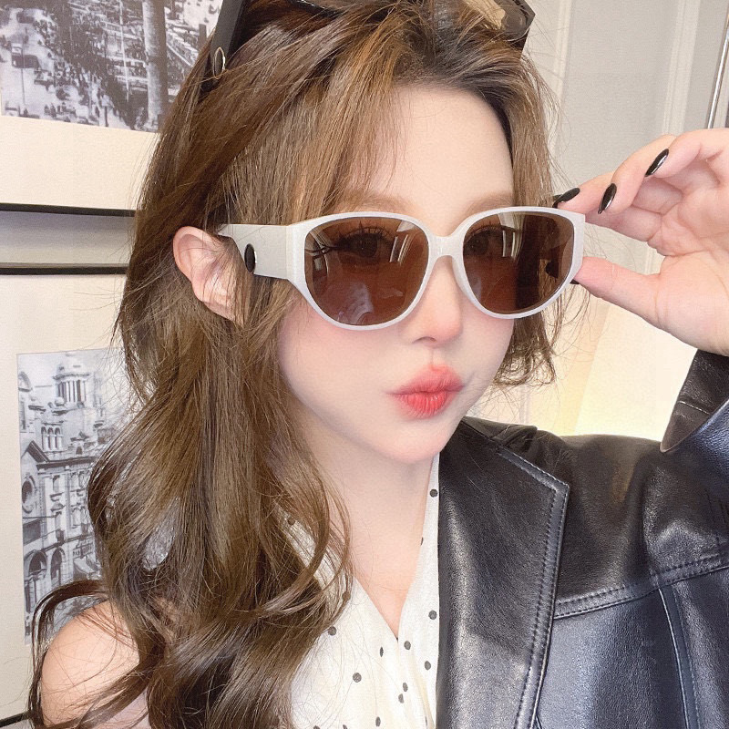 NO:249279,Gucci's classic small frame design, not picky about face shape, it looks very elegant whether it is matched with a coat or a dress, nylon polarized lenses prevent UV rays Model G15503 glasses sunglasses sunglasses, glasses, gucci, skirts19860909Gucci经典的小框设计,不挑脸型,无论搭配大衣还是连衣裙都非常显气质尼龙偏光镜片预防紫外线 型号G15503眼镜墨镜太阳镜,眼镜,gucci,skirts,glasses