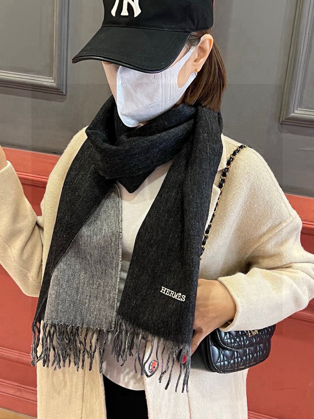     HERMFS【爱马仕】巴黎时装展双面羊绒围巾！采用蒙古高原细羊绒！手感满满地都是细腻的绒毛！这个