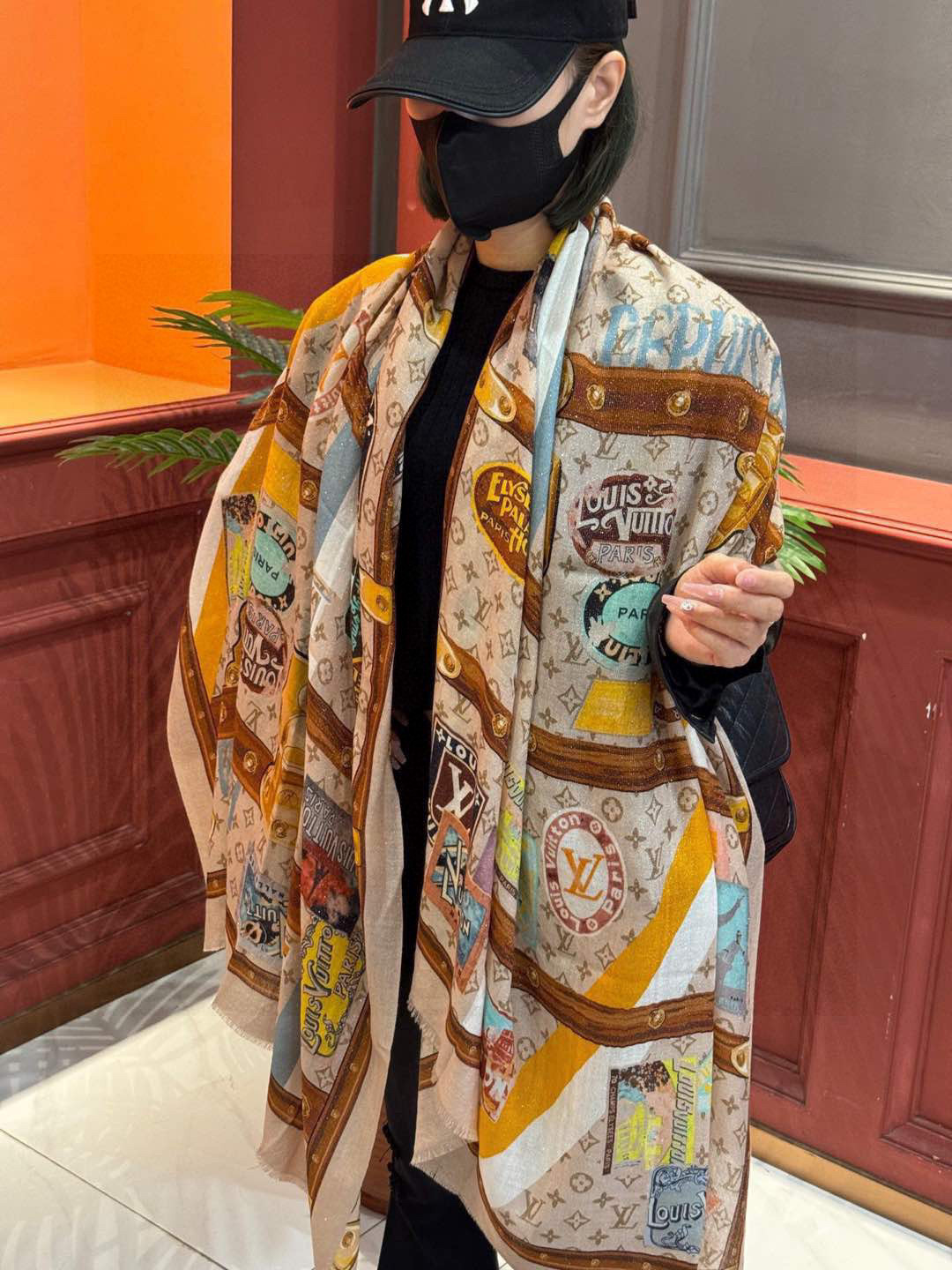   会发光发亮的围巾真心赞‼️驴家【L链条箱包花纹银丝长巾】银丝印花羊绒长巾，2023新款方巾来撷Nou