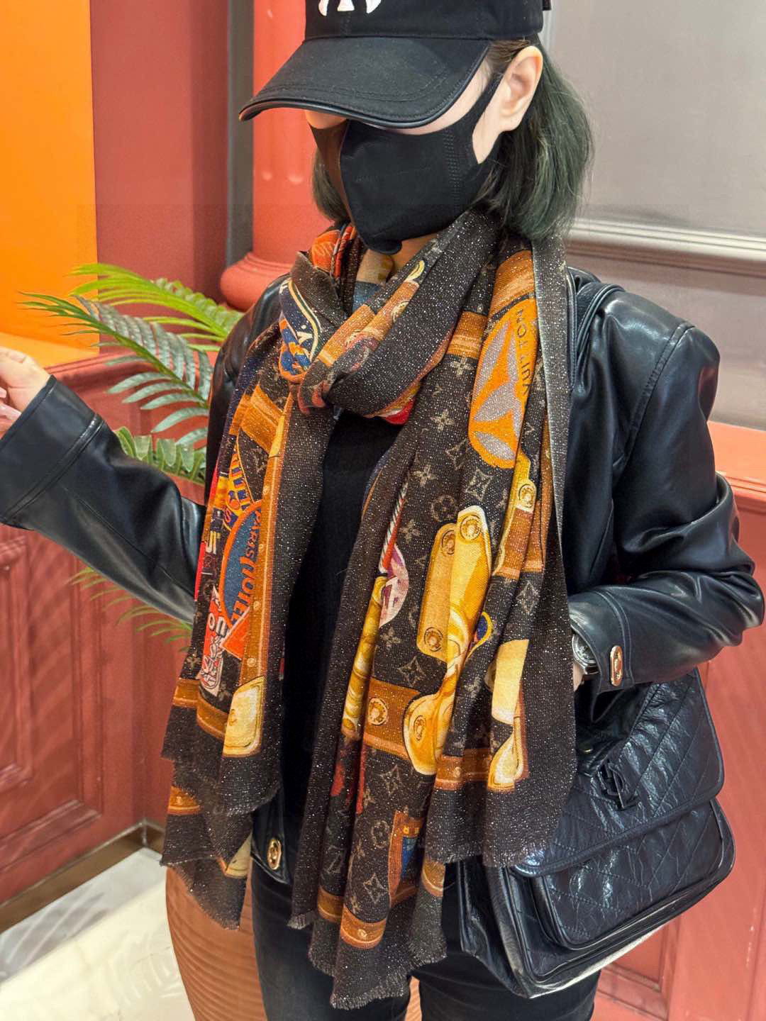   会发光发亮的围巾真心赞‼️驴家【L链条箱包花纹银丝长巾】银丝印花羊绒长巾，2023新款方巾来撷Nou