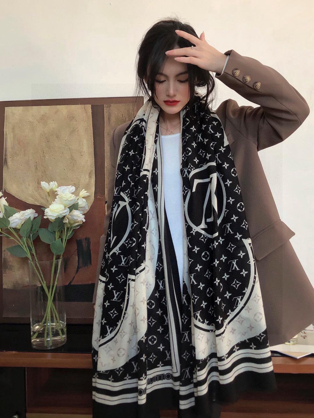 NO:189149,Fashionable and versatile!  LV new style of old-fashioned scarf] A good item to enhance temperament and taste!  !  Must-have for all seasons!  !  Really invincible and practical!  !  A rare cashmere scarf,!  !  The fabric feels really good. Just try it out and you will know it is what you want. It is easy to control and is very fashionable and easy to match. It looks particularly beautiful and has a touching touch. It can match any top in autumn and winter, T-shirts, shirts, down, vests, and windbreakers!  !  !  With its contrast, taste and temperament come out immediately. It is really a super practical scarf, not picking on age and temperament at all!  Size specifications 100*200cm cashmere long scarf, high-version scarf, high-version scarf, louis vuitton,shirts,tees,t-shirt,down jacket19860909又时髦又百搭！LV新款老花长巾】提升气质和品味的好单品！！四季必备！！真的无敌实用！！Lv难得的羊绒长巾,！！面料手感真的很好,简单一试,就知道是自己想要的,轻松驾驭非常时髦好搭,特别好看,有调调,秋冬天跟什么上衣都能搭,T恤,衬衫,羽绒,马甲,风衣都能搭！！！有它的衬托,品味和气质立马就出来了,真的是超级实用的一款围巾,完全不挑年龄气质！尺寸规格100*200cm羊绒长巾高版本围巾,高版本围巾,louis vuitton,shirts,tees，t-shirt,down jacket,scarf