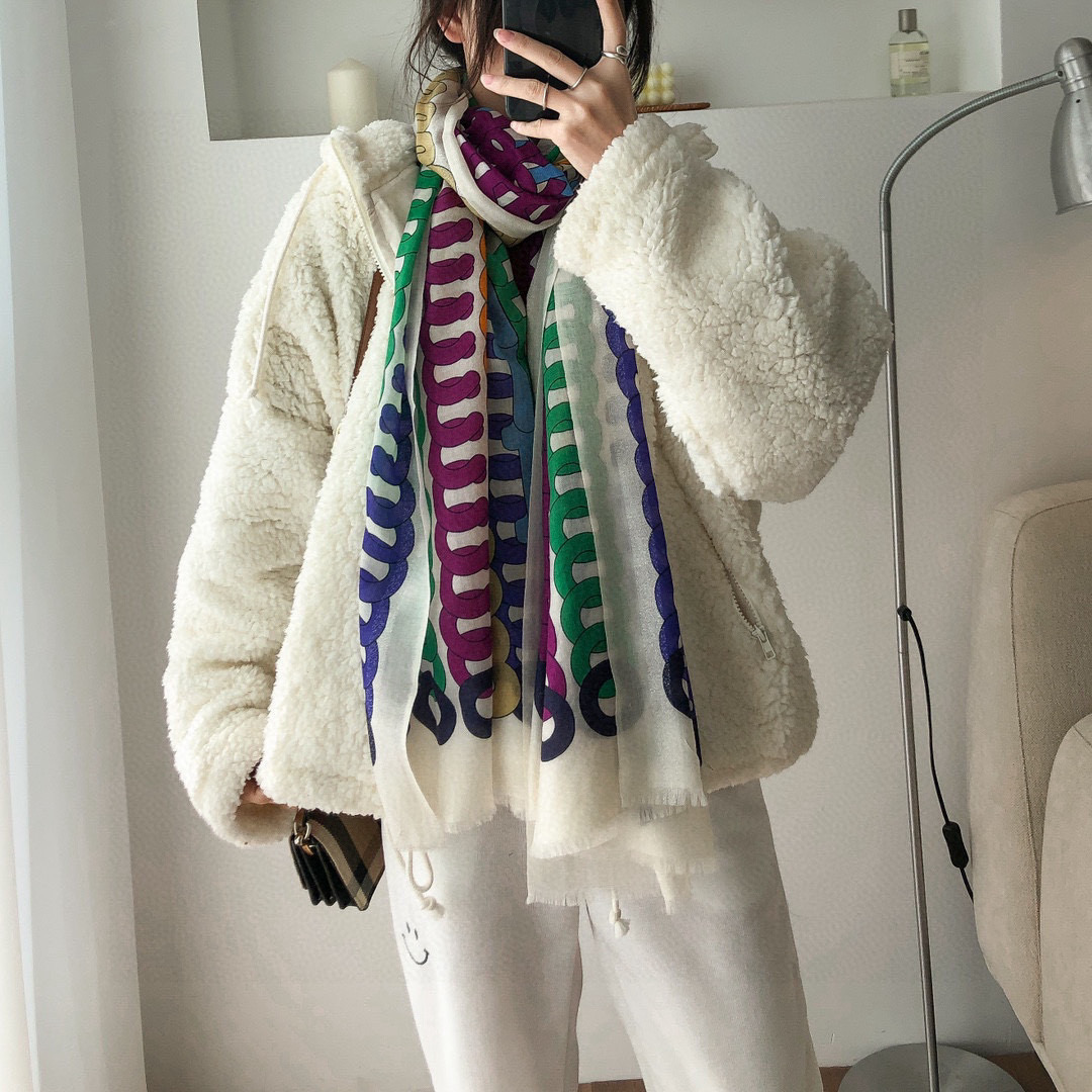 NO:189133,Xinhui shiny scarf [Silver-line double C geometric printed long scarf] Recommended by VIP, be sure to start quickly [High-end, love women's beauty, very few goods, can be used in all seasons to make people very beautiful, the upper body effect is simply beautiful, the quality is perfect, the whole scarf gives people a big brand aura and is very exquisite and beautiful, which is definitely worth buying. Once you get the real thing, you will be glad that you are a beautiful woman's product. It is worth evaluating the perfect temperament and taste Ditails' first choice VIPs. The upper size is 110*200cm, top cashmere, high-version scarf, high-version scarf19860909新会发光发亮的围巾【银线圆双C几何印花长巾】抢VIP推荐 下手一定要快【高端 大爱女人尤物 货极少 四季都可以用真心美的让人非常非常心动 上身效果简直美翻了 品质非常完美 整个围巾给人大牌气场的同时又非常精致秀丽绝对值得入手的新款 实物一拿到就会庆幸自己是女人的绝美好货 值得品鉴完美气质品味Ditails首选VIP们 上尺寸110*200cm, 顶级羊绒 高版本围巾,高版本围巾,scarf