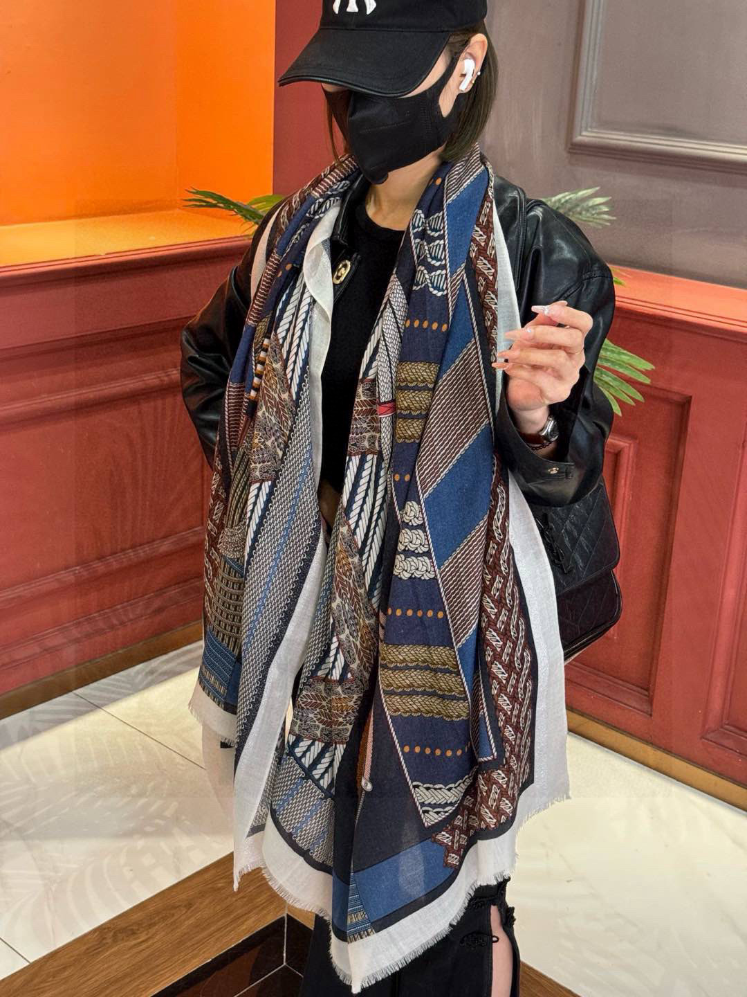 NO:189139,The scarf that will shine. Hermes counter synchronously. I bought it and said it looks good. I recommend the top-quality craftsmanship and value. Hermes counter hot cashmere square scarf with three-dimensional presentation patterns and patterns. The real grade is very high. The special craftsmanship is amazingly developed. Special cutting-edge technology is loved by Bai Fumei. Whether it is the quality, style, price, they scream. Super high cost performance. It is definitely worth buying the top-quality pure cashmere, size 100cm*200cm high-version scarf, high-version scarf, hermes19860909会发光发亮的围巾 爱马仕 专柜同步 买了都说好看羊绒印花推荐顶级工艺超值爱马仕专柜爆款羊绒方巾立体呈现图案纹路实物档次极高特殊工艺高端研发惊艳问世特殊尖端工艺处理受到白富美的喜欢 无论是品质 款式 价格都令大牌控的她们尖叫 超高性价比 绝对值得入手顶级纯羊绒,尺寸100cm*200cm 高版本围巾,高版本围巾,hermes,scarf