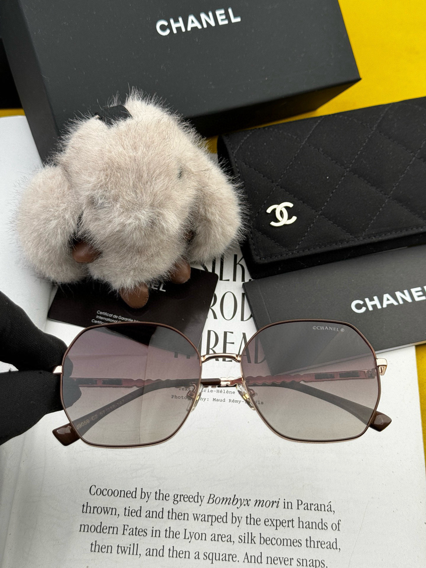  新品CHANEL 香奈儿太阳镜以独特魅力和前卫风格诠释春夏最新眼镜，以方框设计两边经典小香珍珠做点缀，