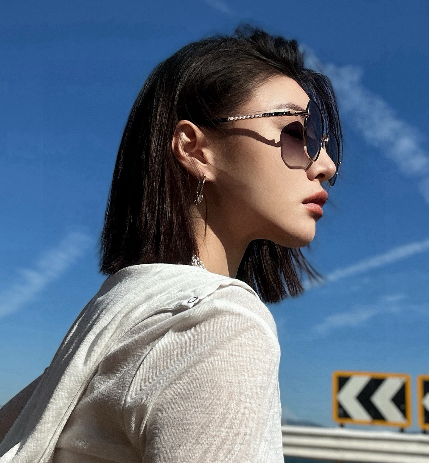  新品CHANEL 香奈儿太阳镜以独特魅力和前卫风格诠释春夏最新眼镜，以方框设计两边经典小香珍珠做点缀，