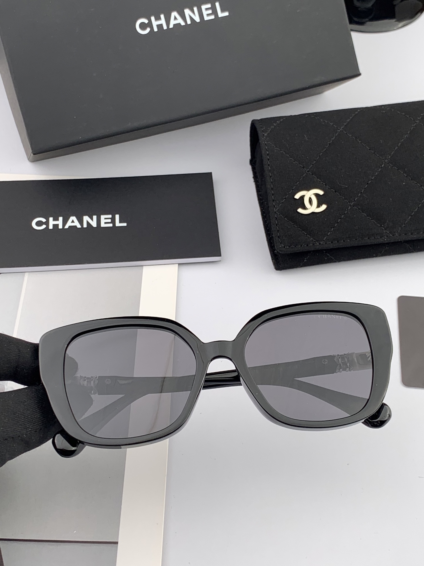   【CHANEL】香奈儿 2025新款潮流爆款 时尚方框太阳镜 佩戴舒适 网红潮款墨镜  女士高清加厚