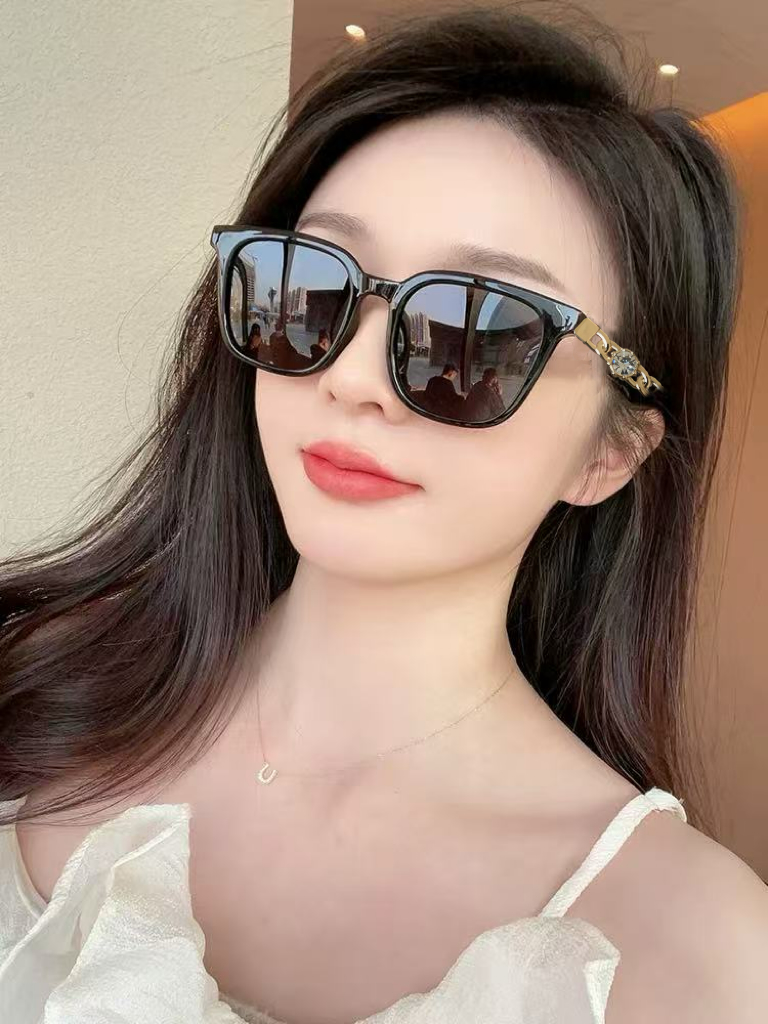    新品CHANEL 香奈儿太阳镜以独特魅力和前卫风格诠释春夏最新眼镜，质感超好佩带舒适 型号：CH5